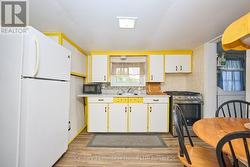 Bright eat-in kitche -