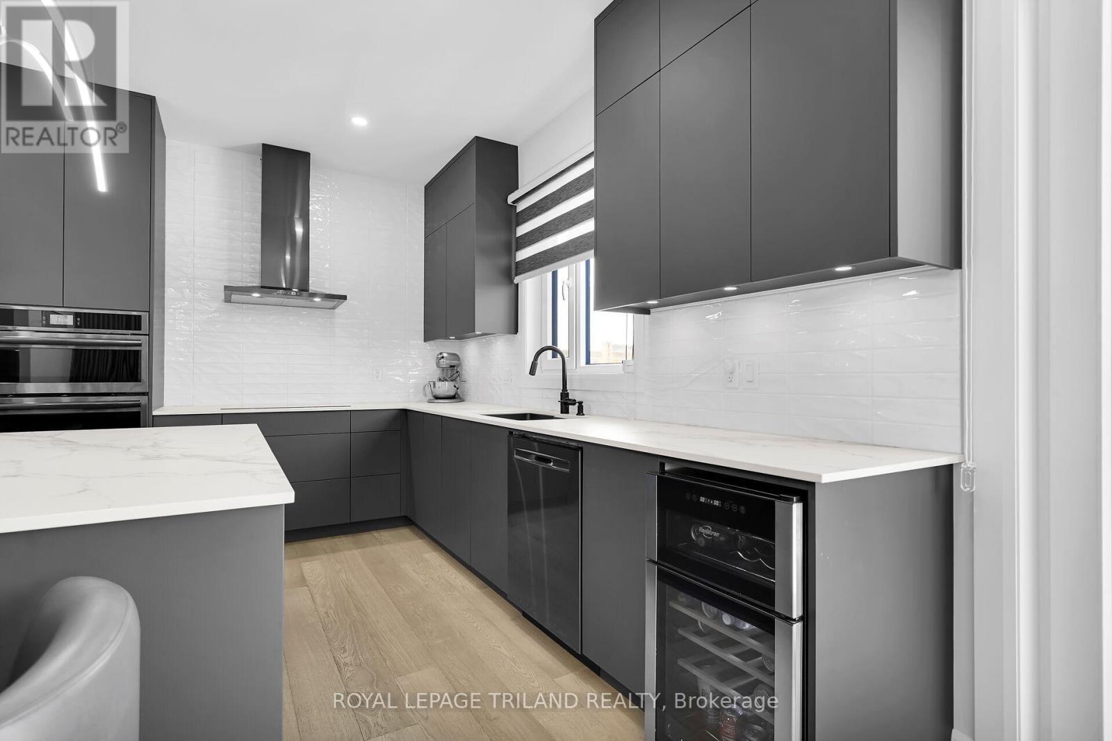 62 Crestview Drive, Middlesex Centre (Kilworth), ON - Indoor Photo Showing Kitchen With Upgraded Kitchen