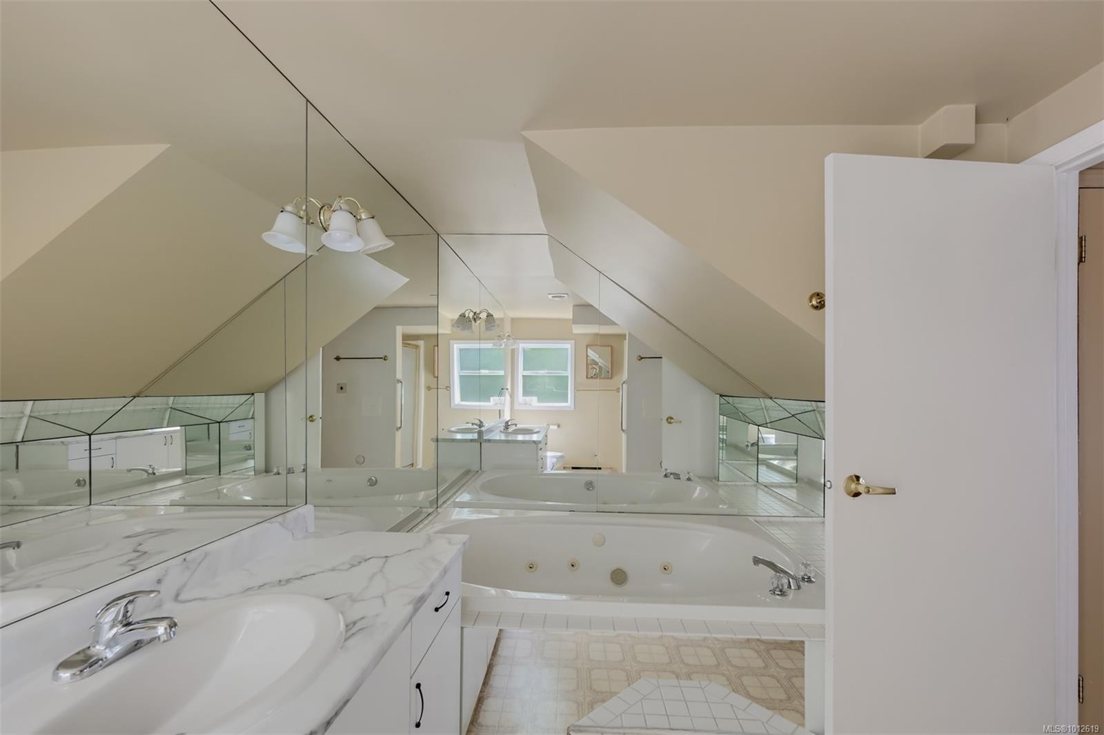 4955 Cordova Bay Rd, Saanich, BC