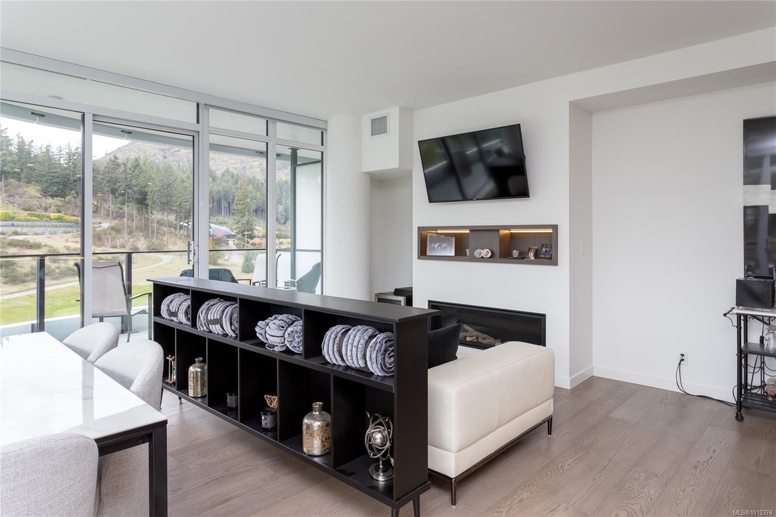 915-2000 Hannington Rd, Langford, BC - Indoor