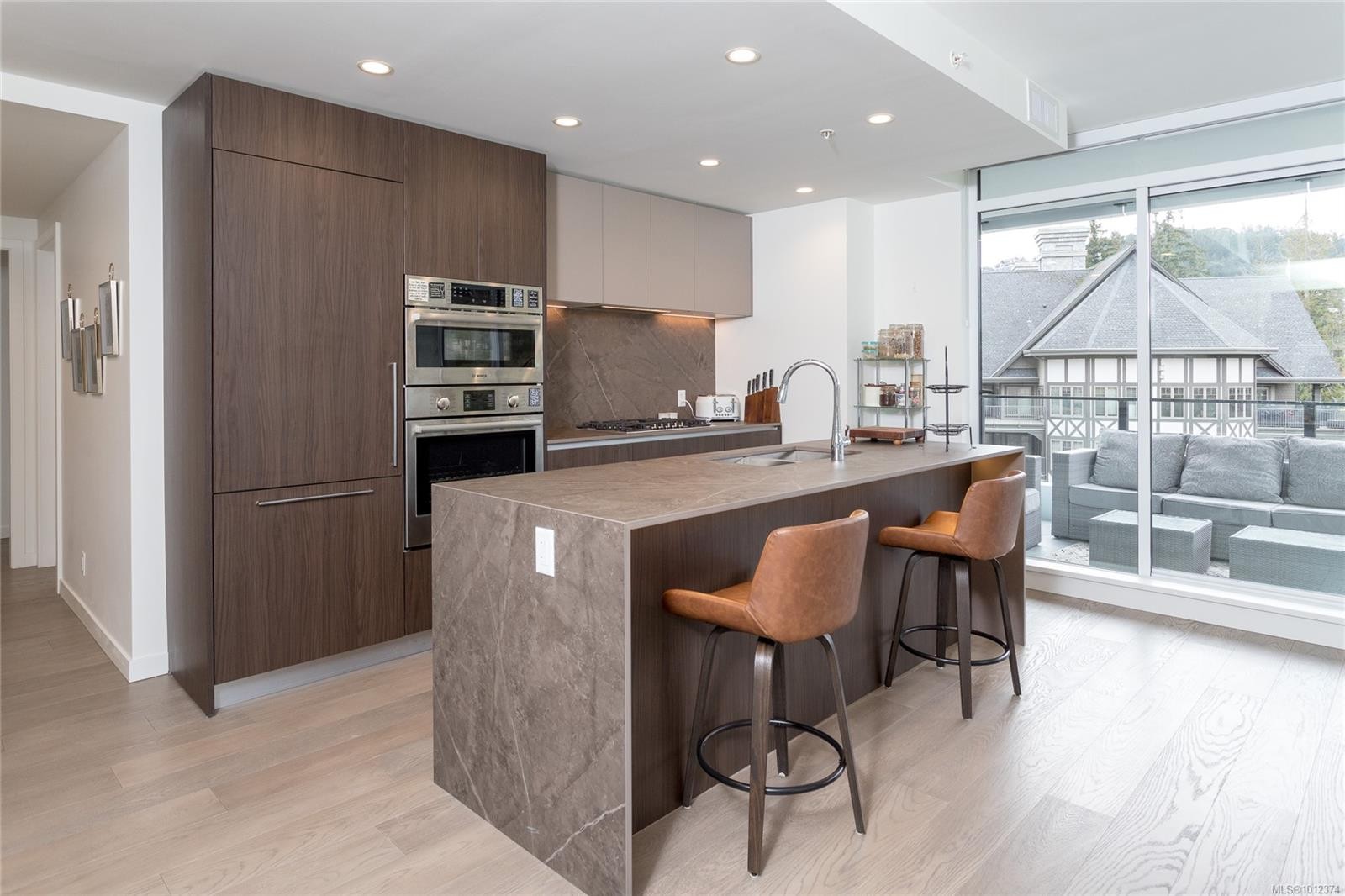 915-2000 Hannington Rd, Langford, BC - Indoor Photo Showing Kitchen With Upgraded Kitchen