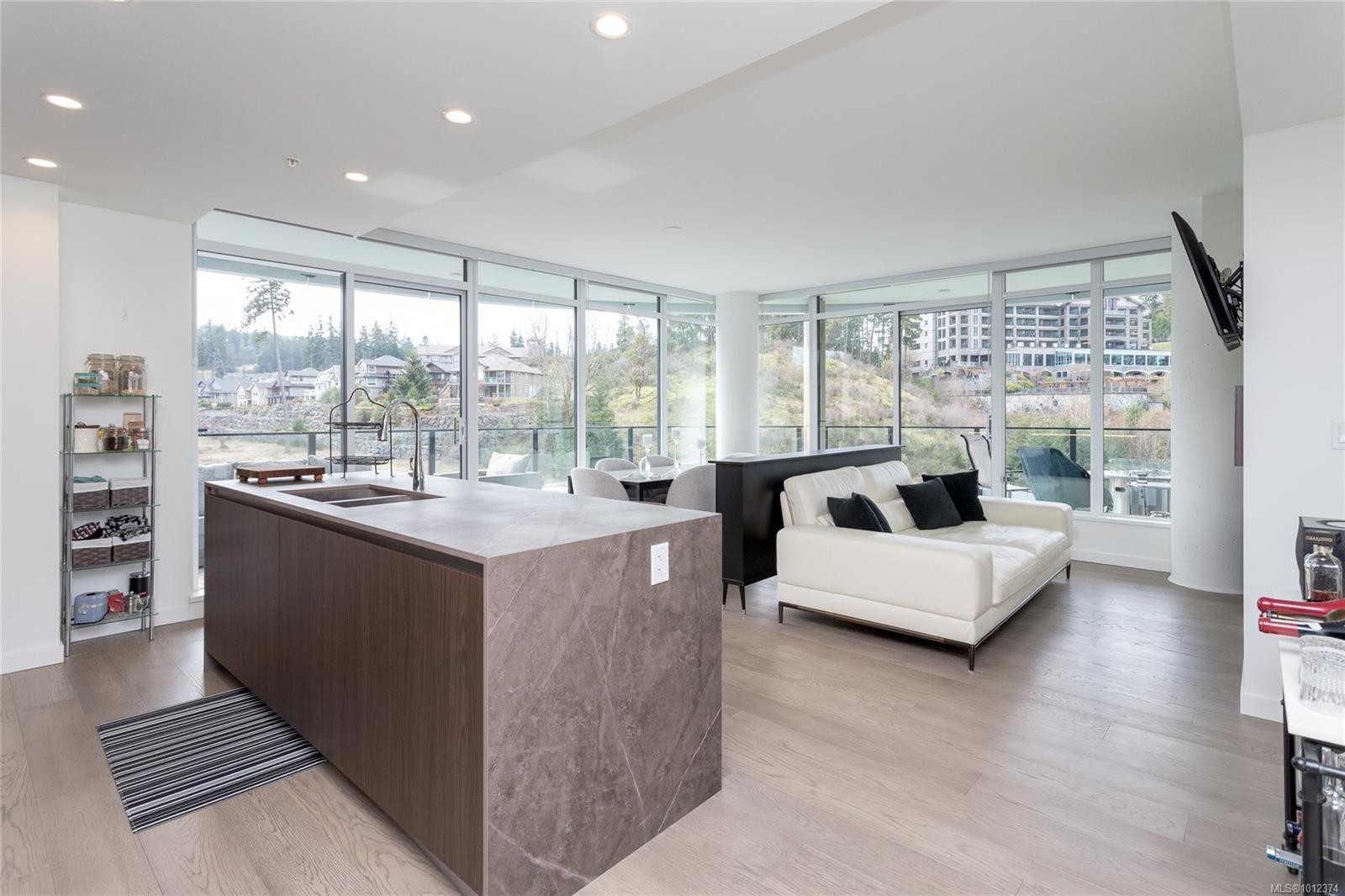 915-2000 Hannington Rd, Langford, BC - Indoor