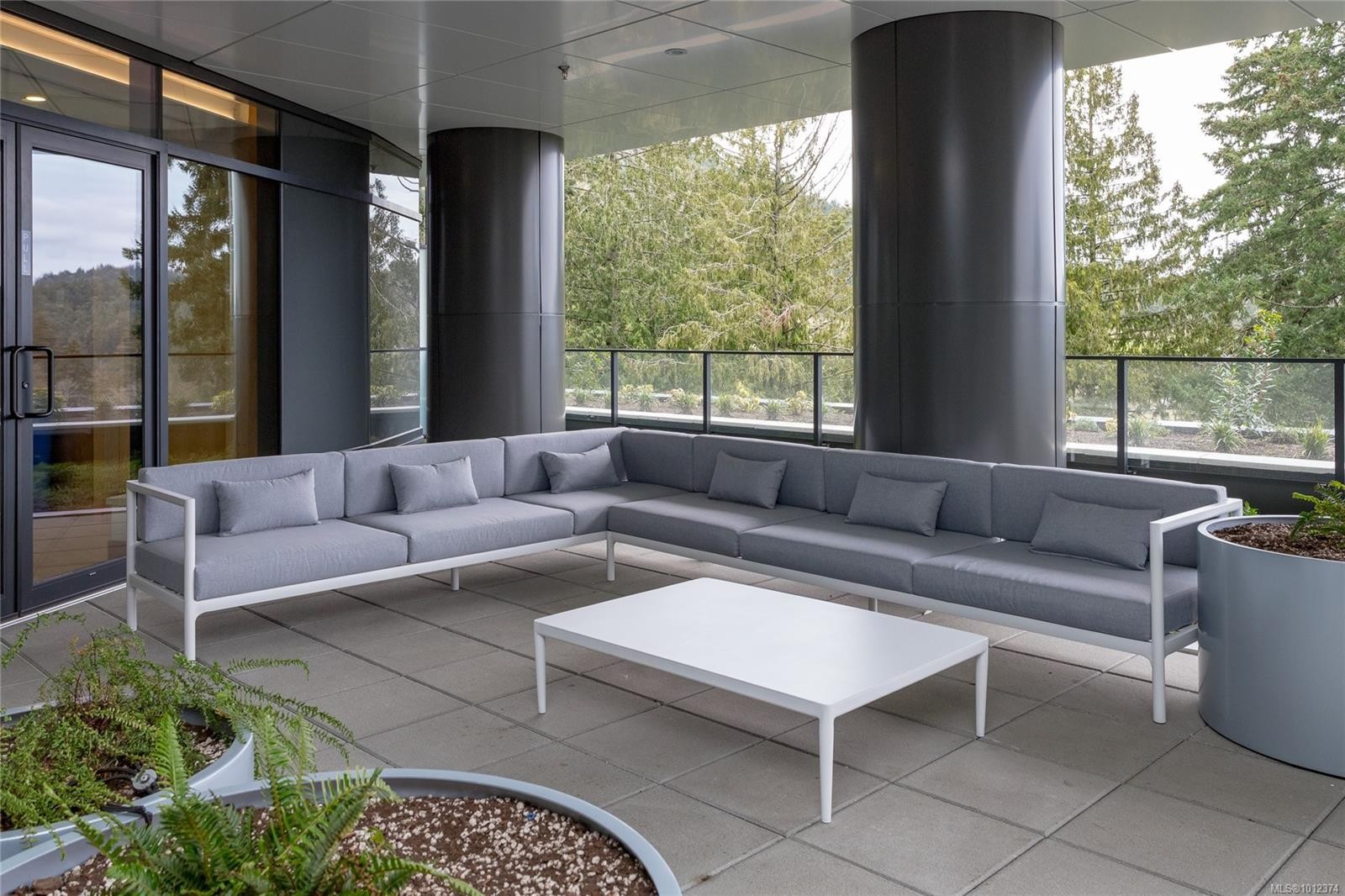 915-2000 Hannington Rd, Langford, BC - Indoor Photo Showing Living Room