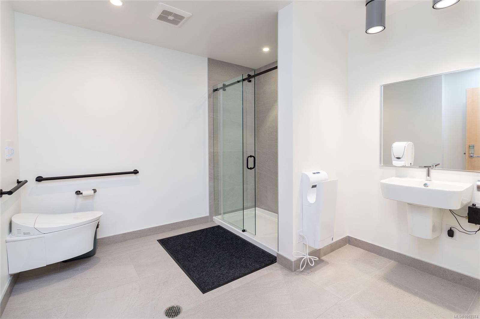 915-2000 Hannington Rd, Langford, BC - Indoor Photo Showing Bathroom