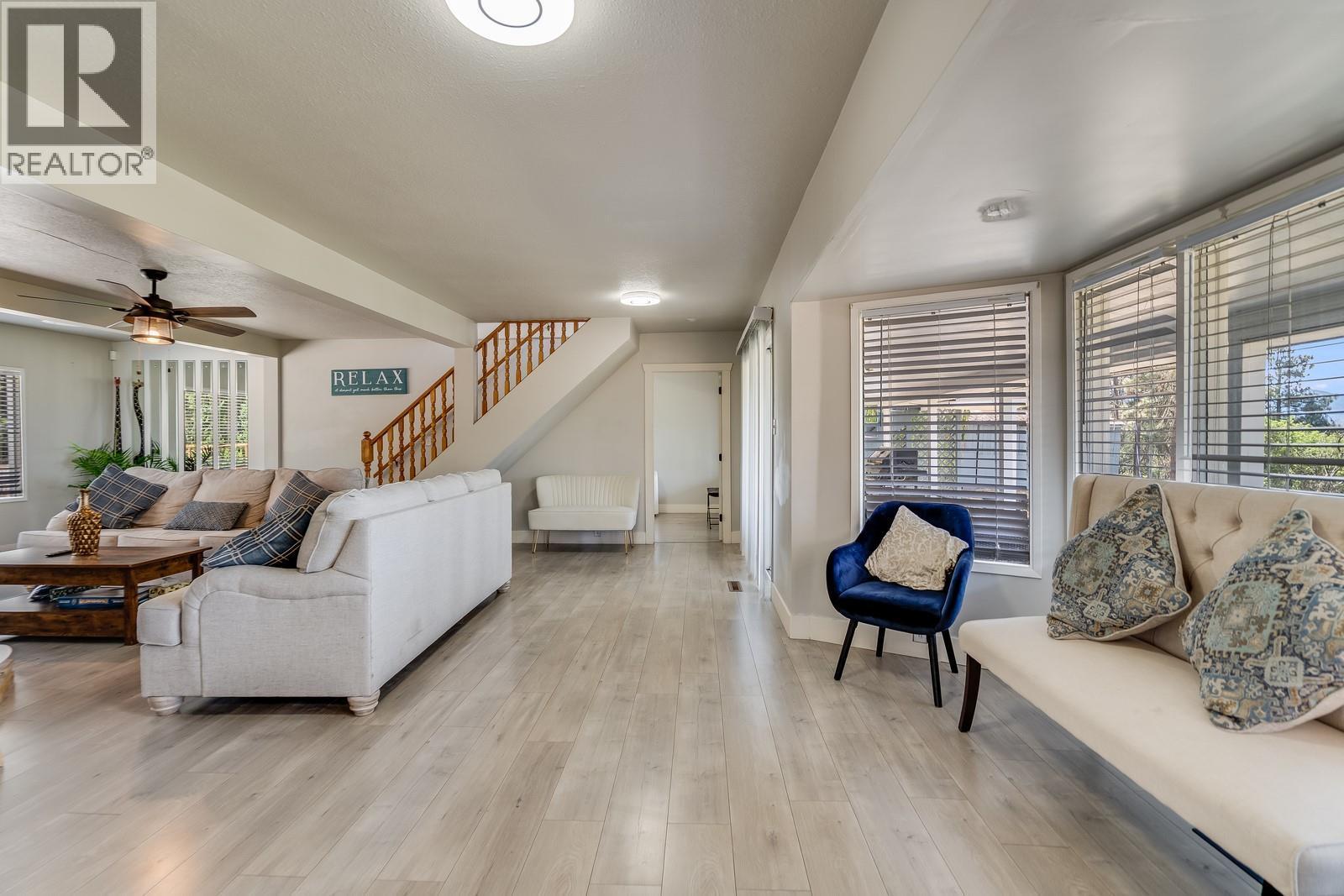 1293 Highway 33 E, Kelowna, BC - Indoor Photo Showing Living Room