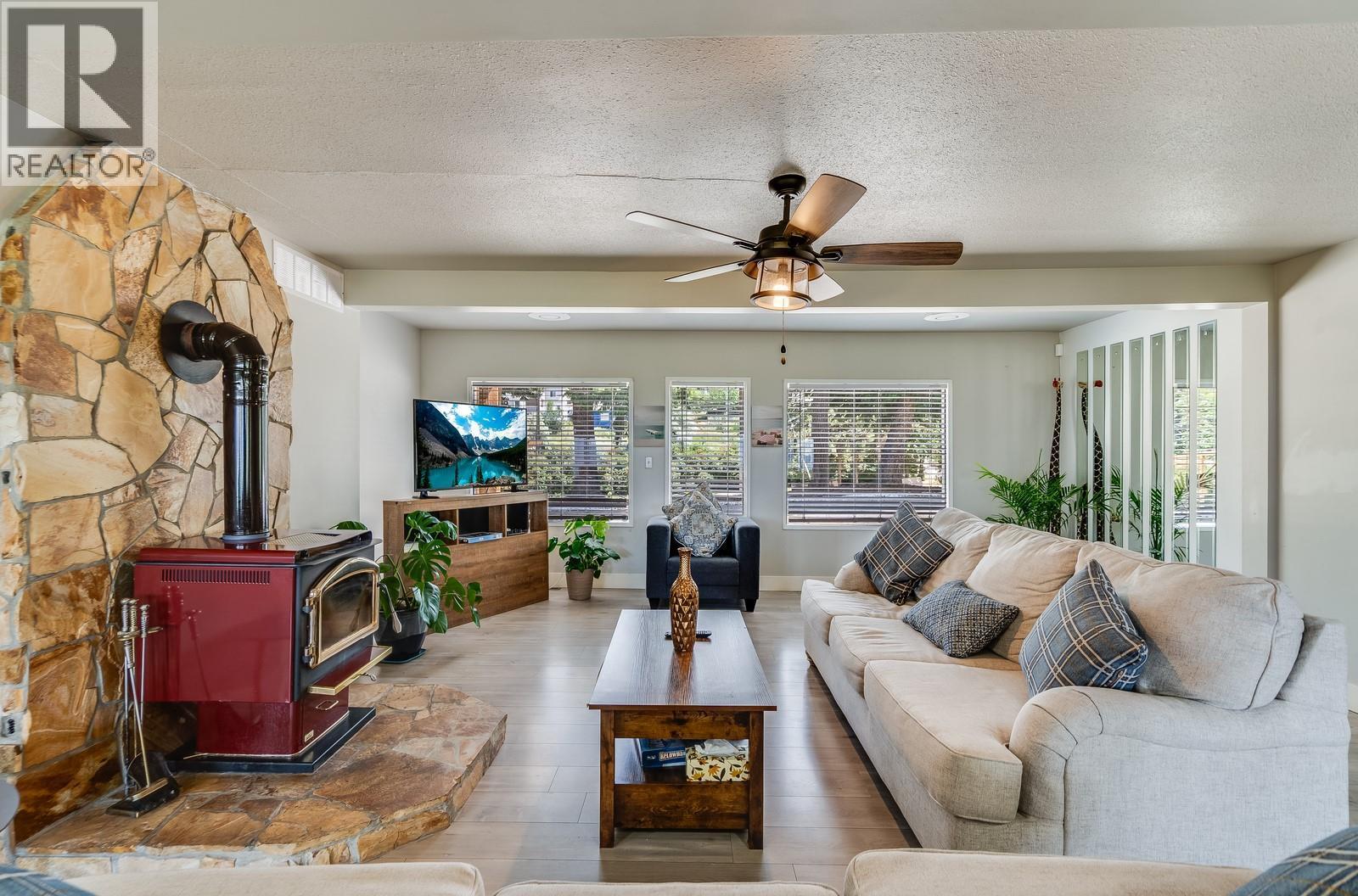 1293 Highway 33 E, Kelowna, BC - Indoor Photo Showing Living Room