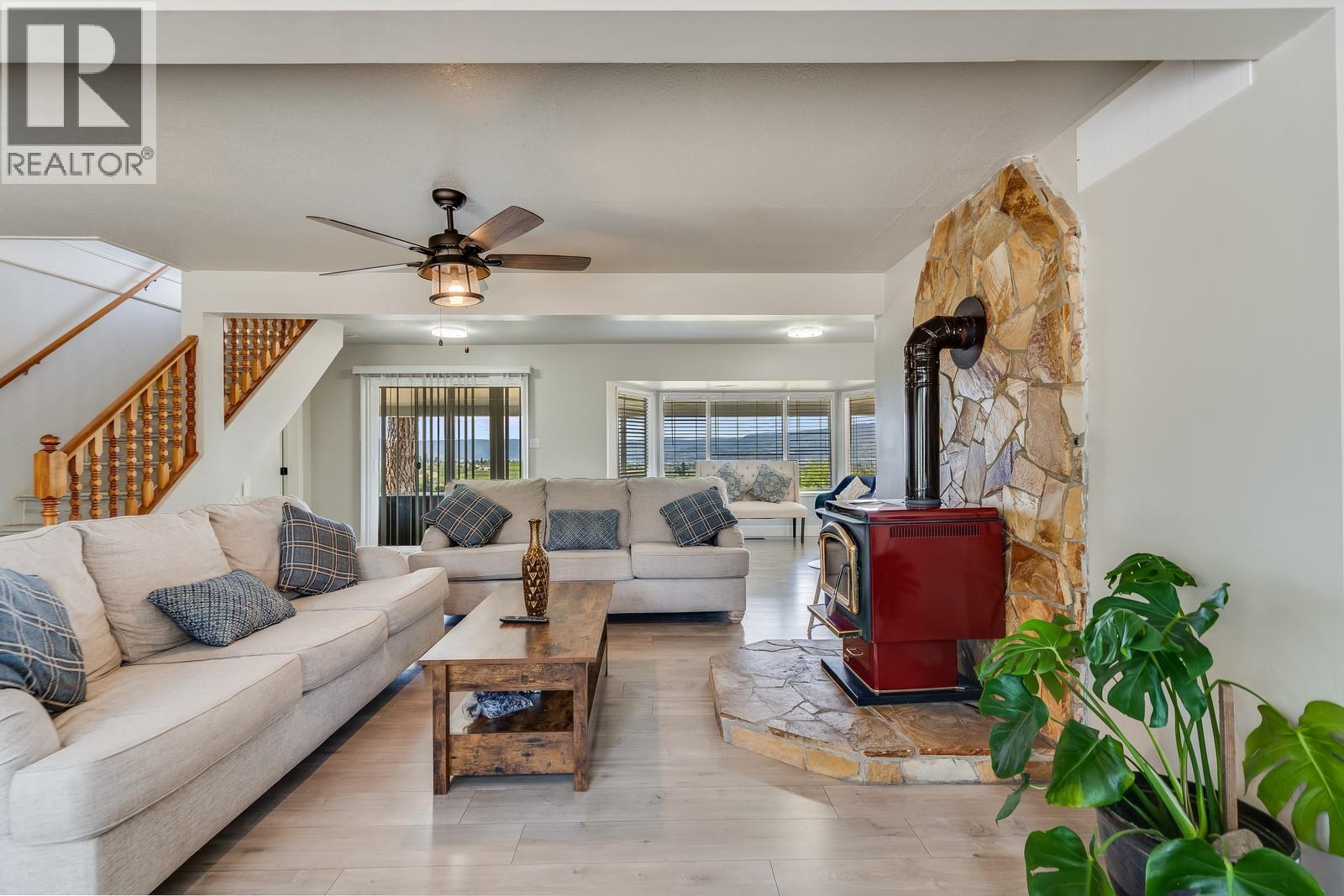 1293 Highway 33 E, Kelowna, BC - Indoor Photo Showing Living Room