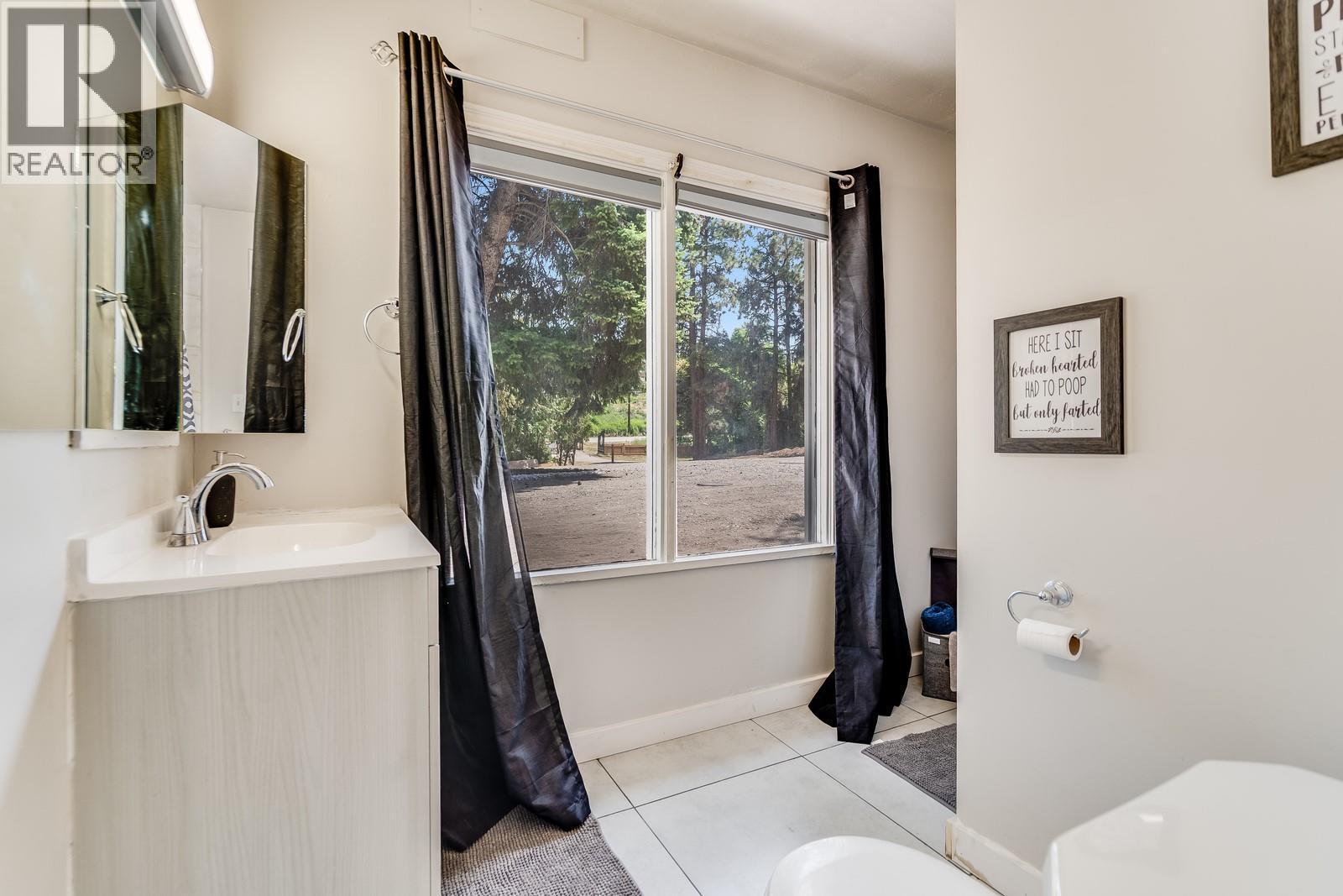 1293 Highway 33 E, Kelowna, BC - Indoor Photo Showing Bathroom