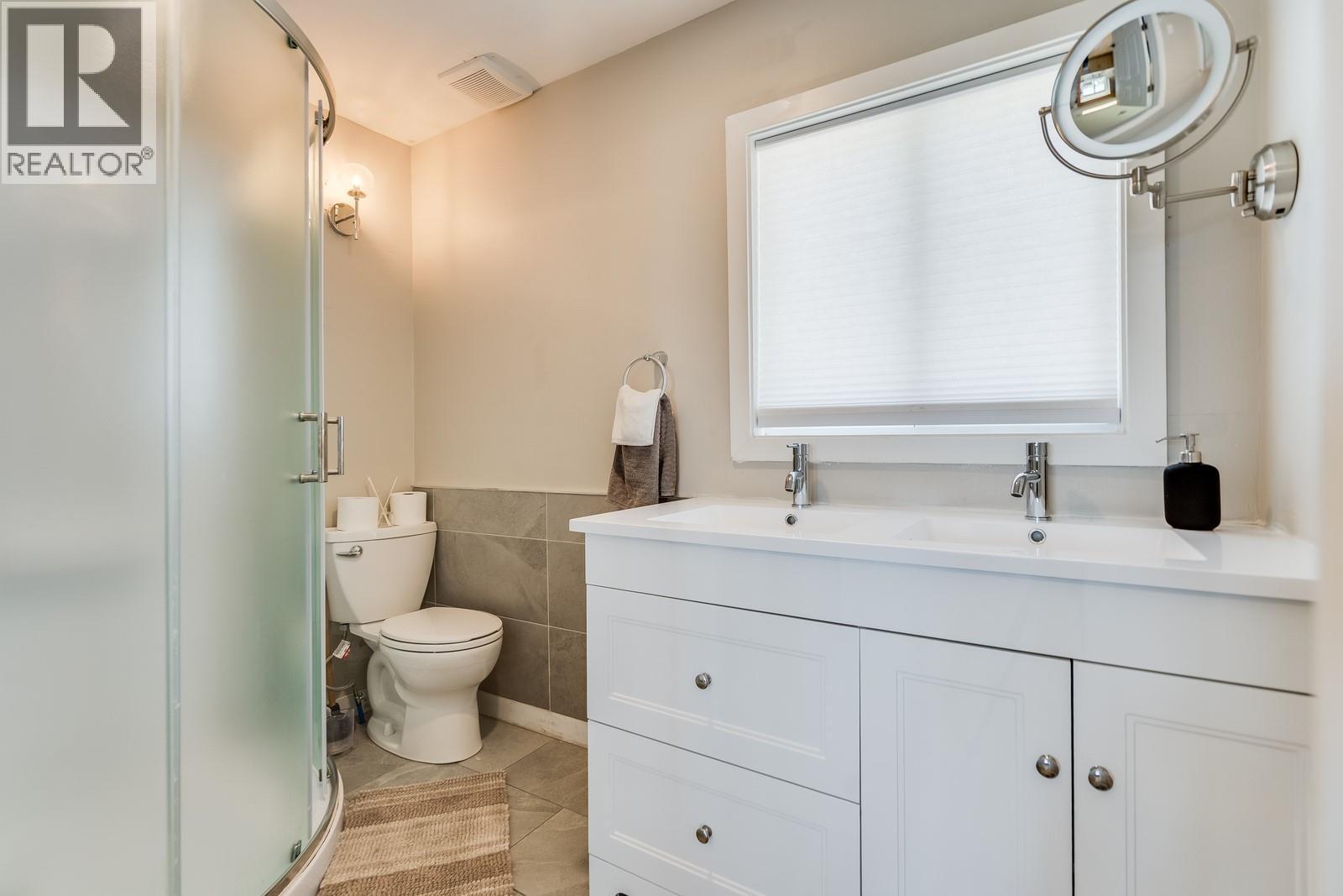 1293 Highway 33 E, Kelowna, BC - Indoor Photo Showing Bathroom