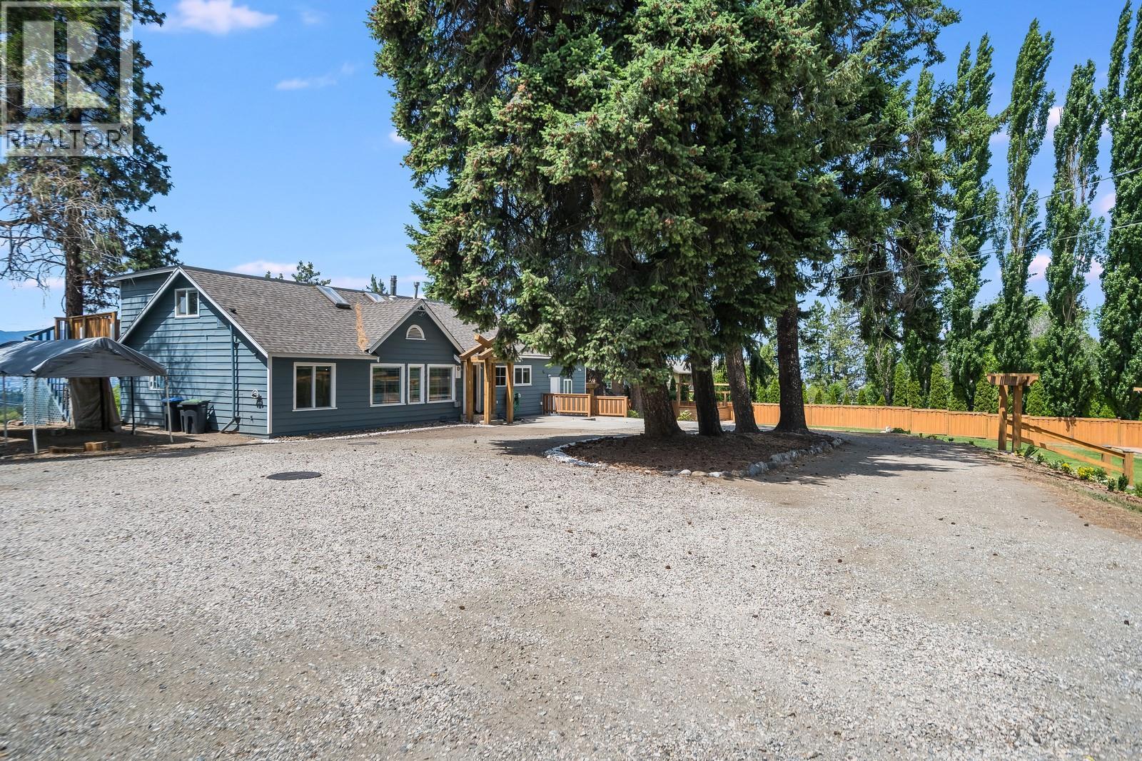 ample parking for vehicles of any size - 1293 Highway 33 E, Kelowna, BC - Outdoor