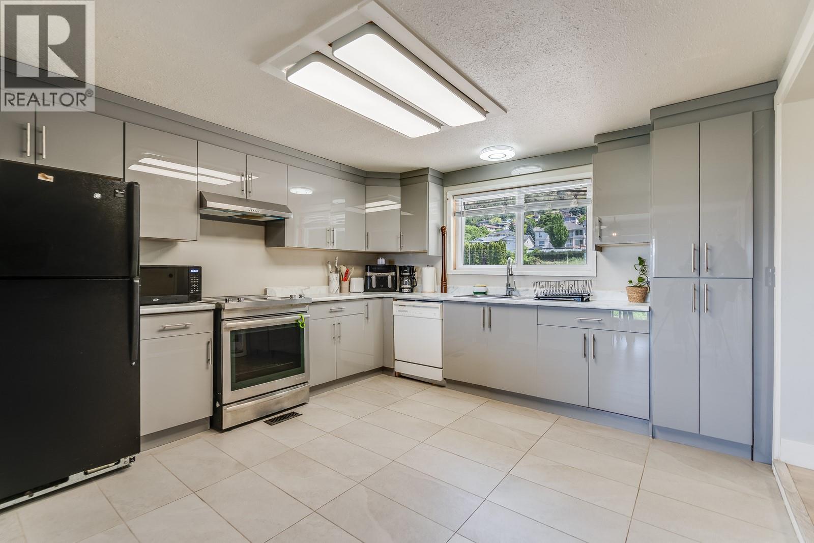 1293 Highway 33 E, Kelowna, BC - Indoor Photo Showing Kitchen