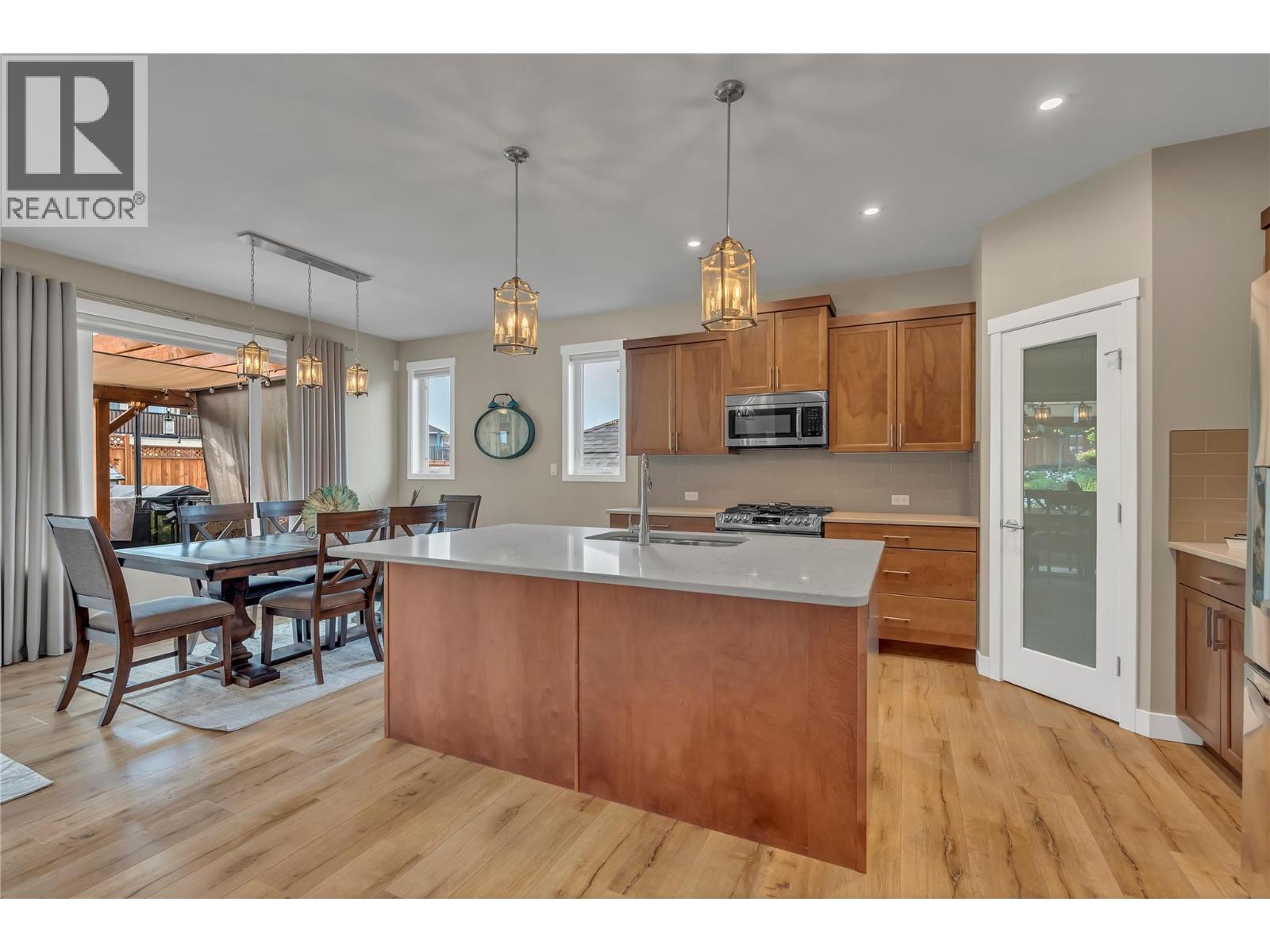 2078 Lawrence Avenue, Penticton, BC - Indoor Photo Showing Kitchen