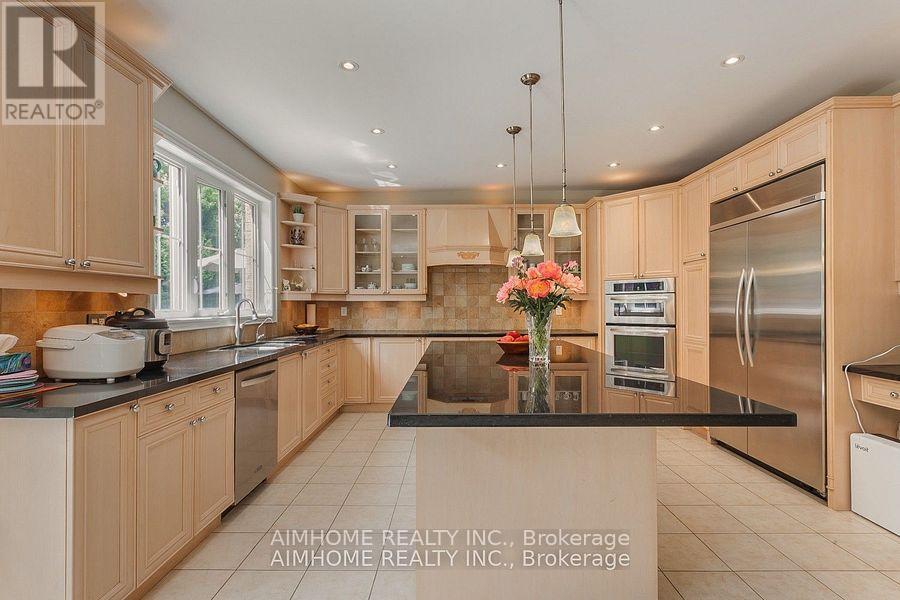 107 Monkhouse Road, Markham, ON - Indoor Photo Showing Kitchen With Upgraded Kitchen
