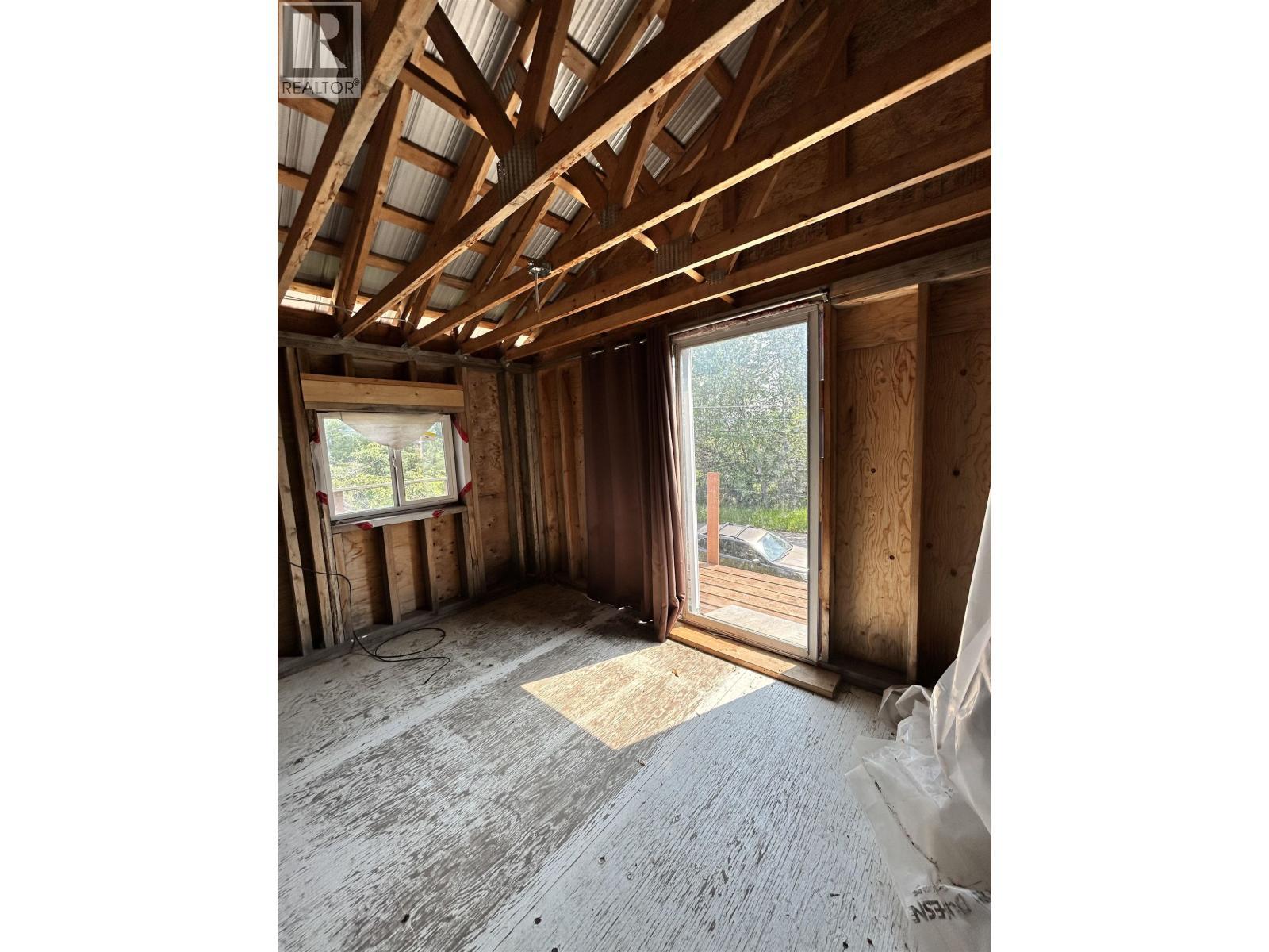 10016 Thompson Avenue, Hudsons Hope, BC