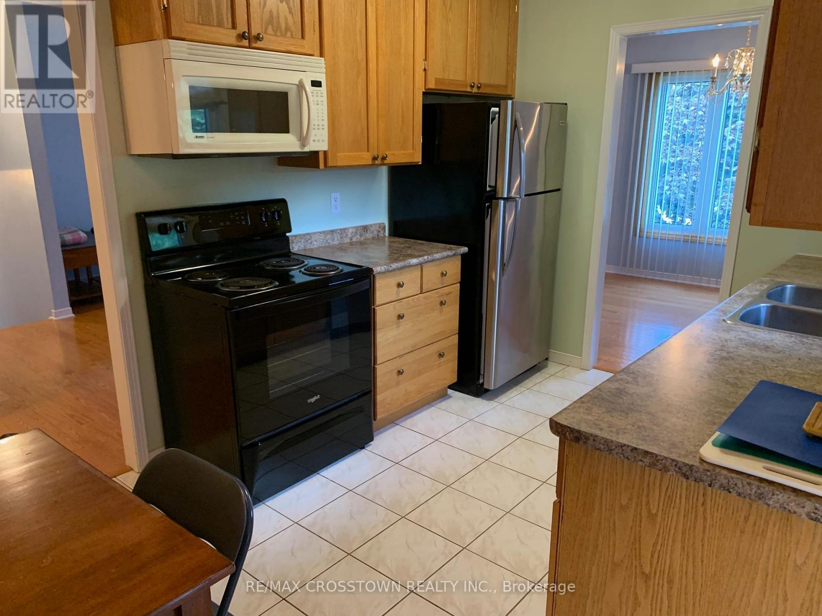 43 Foyston Park Circle, Springwater, ON - Indoor Photo Showing Kitchen With Double Sink