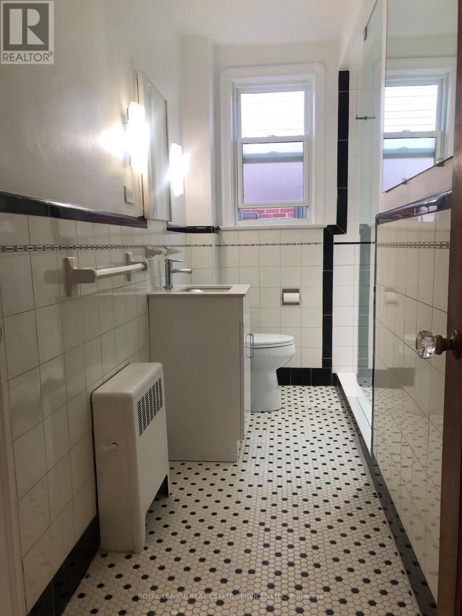 Main Fl - 1 Ash Crescent, Toronto, ON - Indoor Photo Showing Bathroom