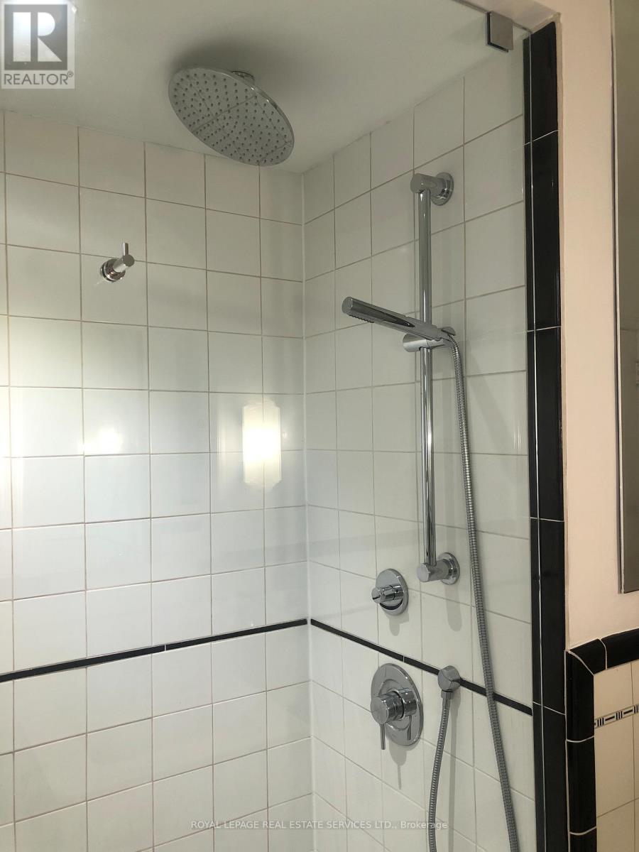 Main Fl - 1 Ash Crescent, Toronto, ON - Indoor Photo Showing Bathroom