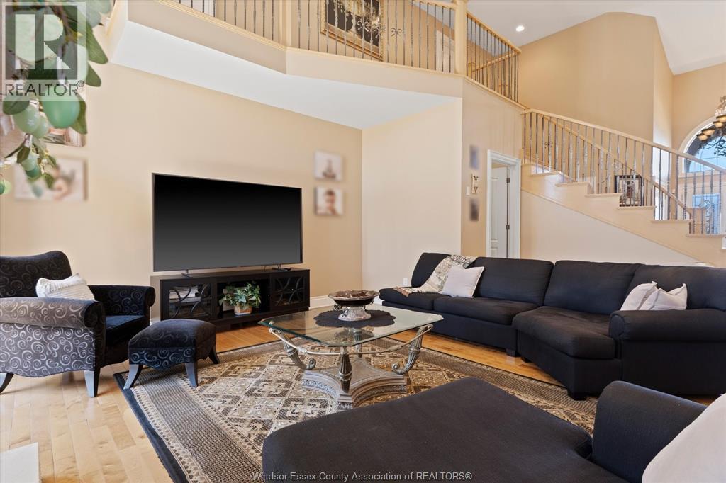 125 Links Drive, Amherstburg, ON - Indoor Photo Showing Living Room