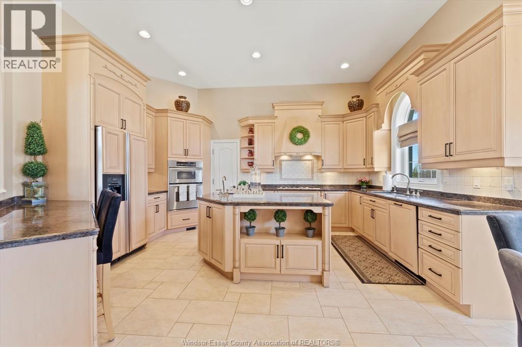 125 Links Drive, Amherstburg, ON - Indoor Photo Showing Kitchen With Stainless Steel Kitchen