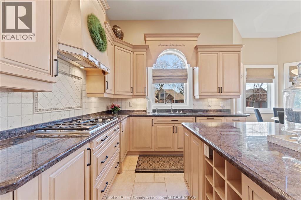 125 Links Drive, Amherstburg, ON - Indoor Photo Showing Kitchen With Upgraded Kitchen