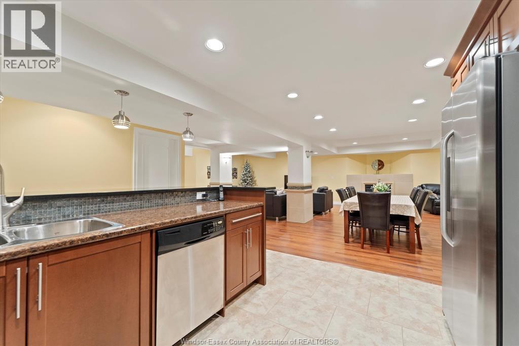 125 Links Drive, Amherstburg, ON - Indoor Photo Showing Kitchen With Double Sink