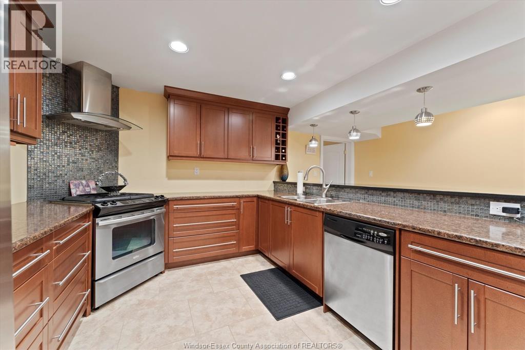 125 Links Drive, Amherstburg, ON - Indoor Photo Showing Kitchen With Stainless Steel Kitchen