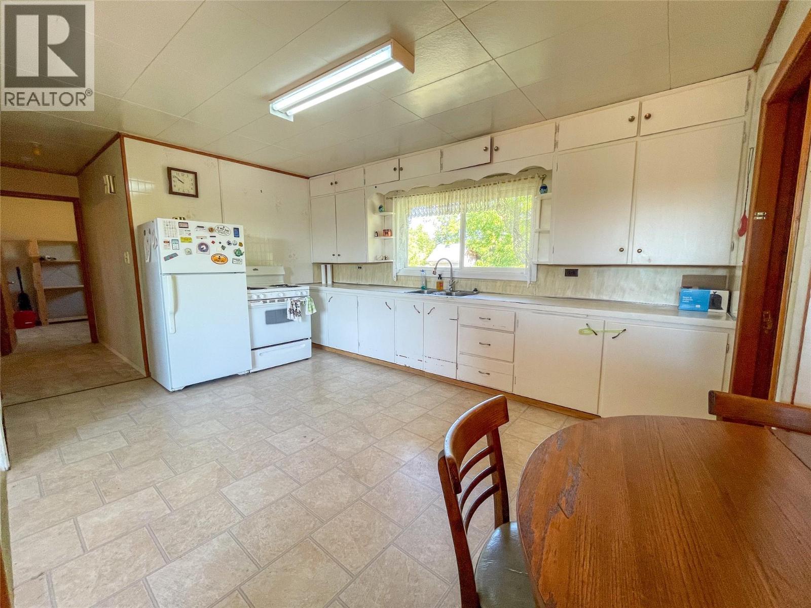 4810 48 Avenue, Pouce Coupe, BC - Indoor Photo Showing Kitchen With Double Sink