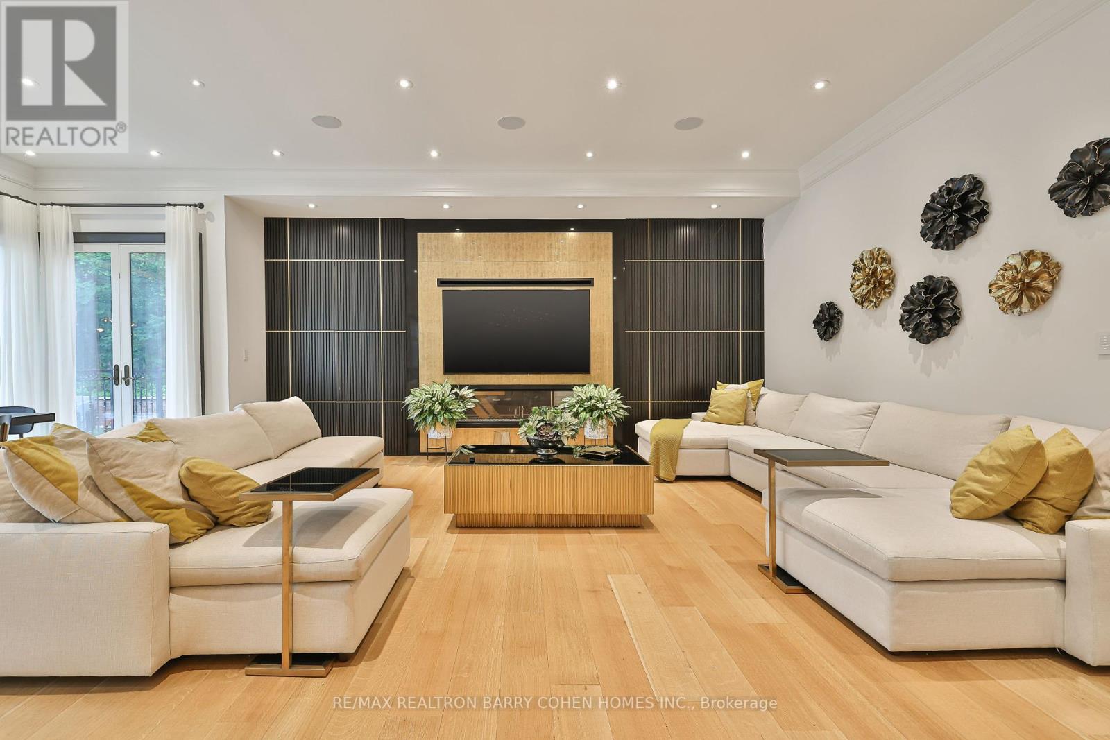 33 Stratheden Road, Toronto, ON - Indoor Photo Showing Living Room