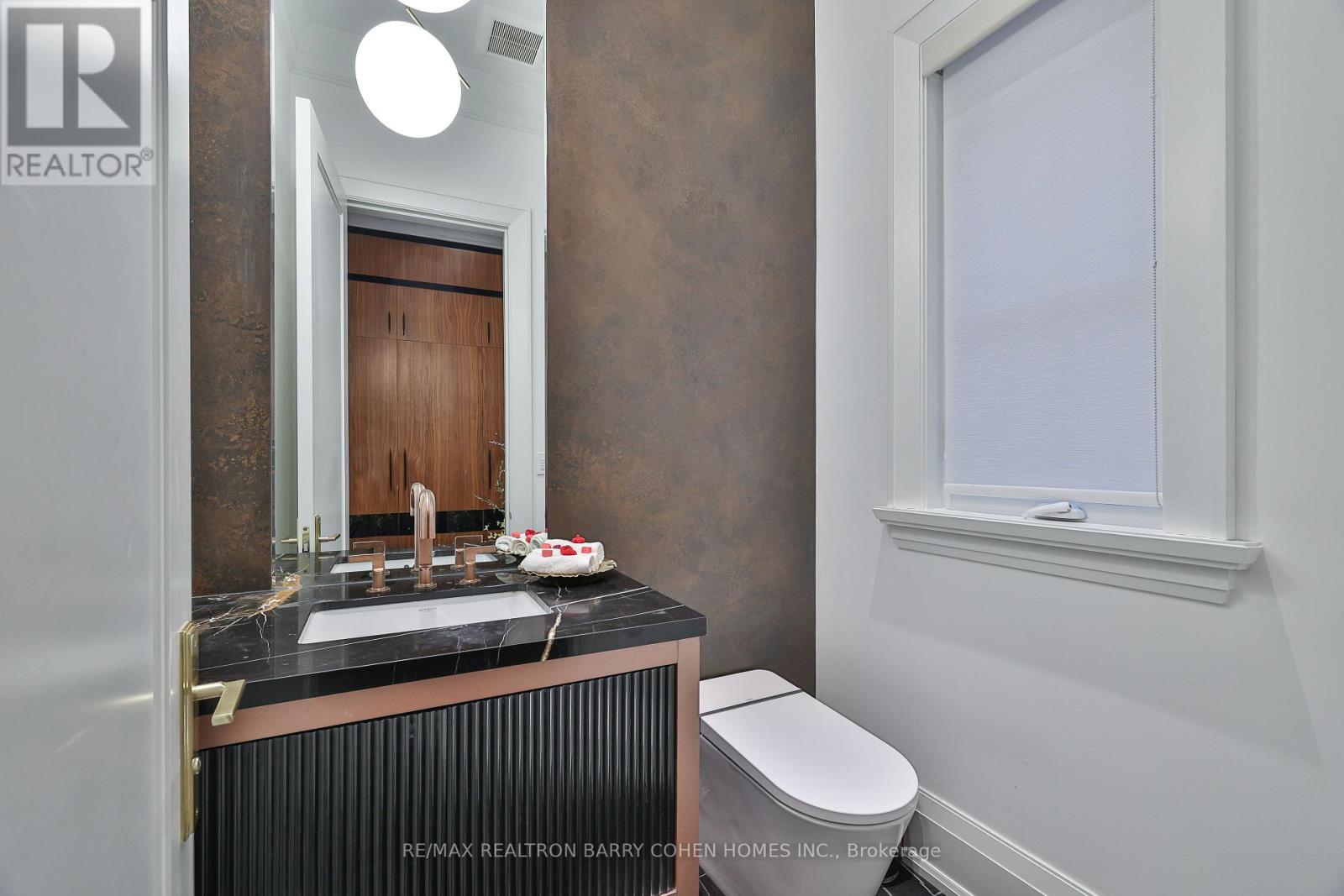 33 Stratheden Road, Toronto, ON - Indoor Photo Showing Bathroom