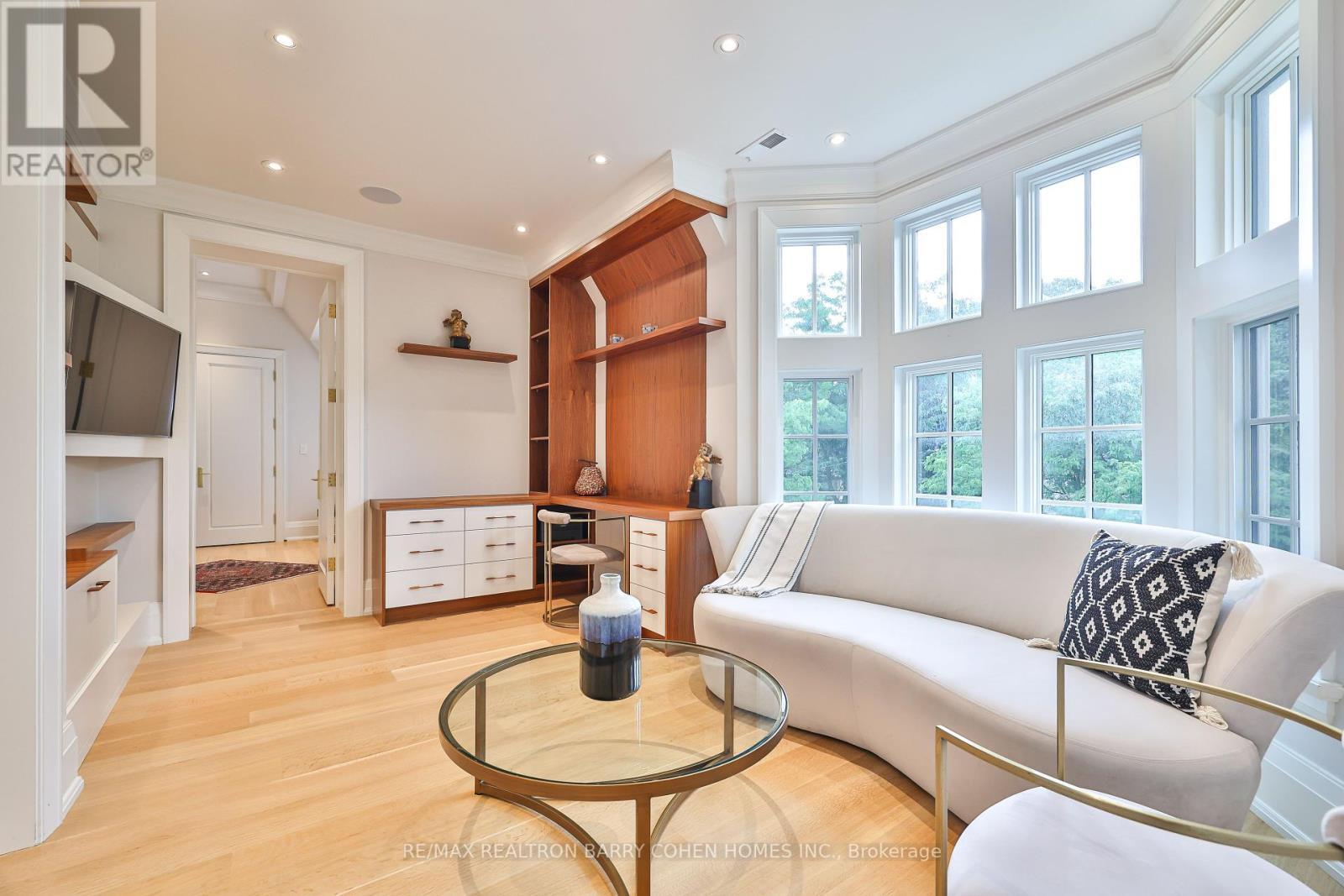 33 Stratheden Road, Toronto, ON - Indoor Photo Showing Living Room