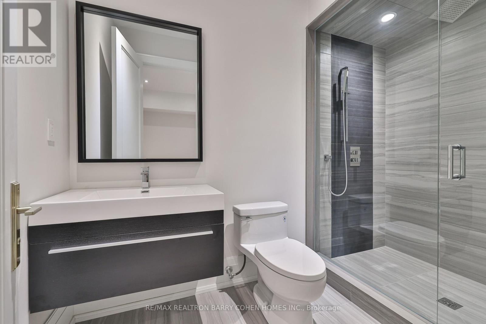 33 Stratheden Road, Toronto, ON - Indoor Photo Showing Bathroom