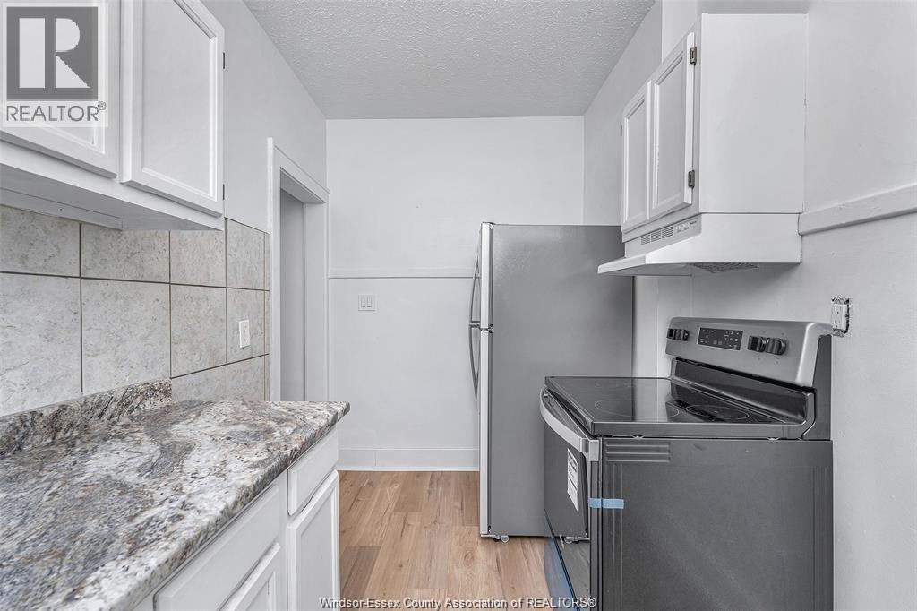 1094 Lincoln Road, Windsor, ON - Indoor Photo Showing Kitchen