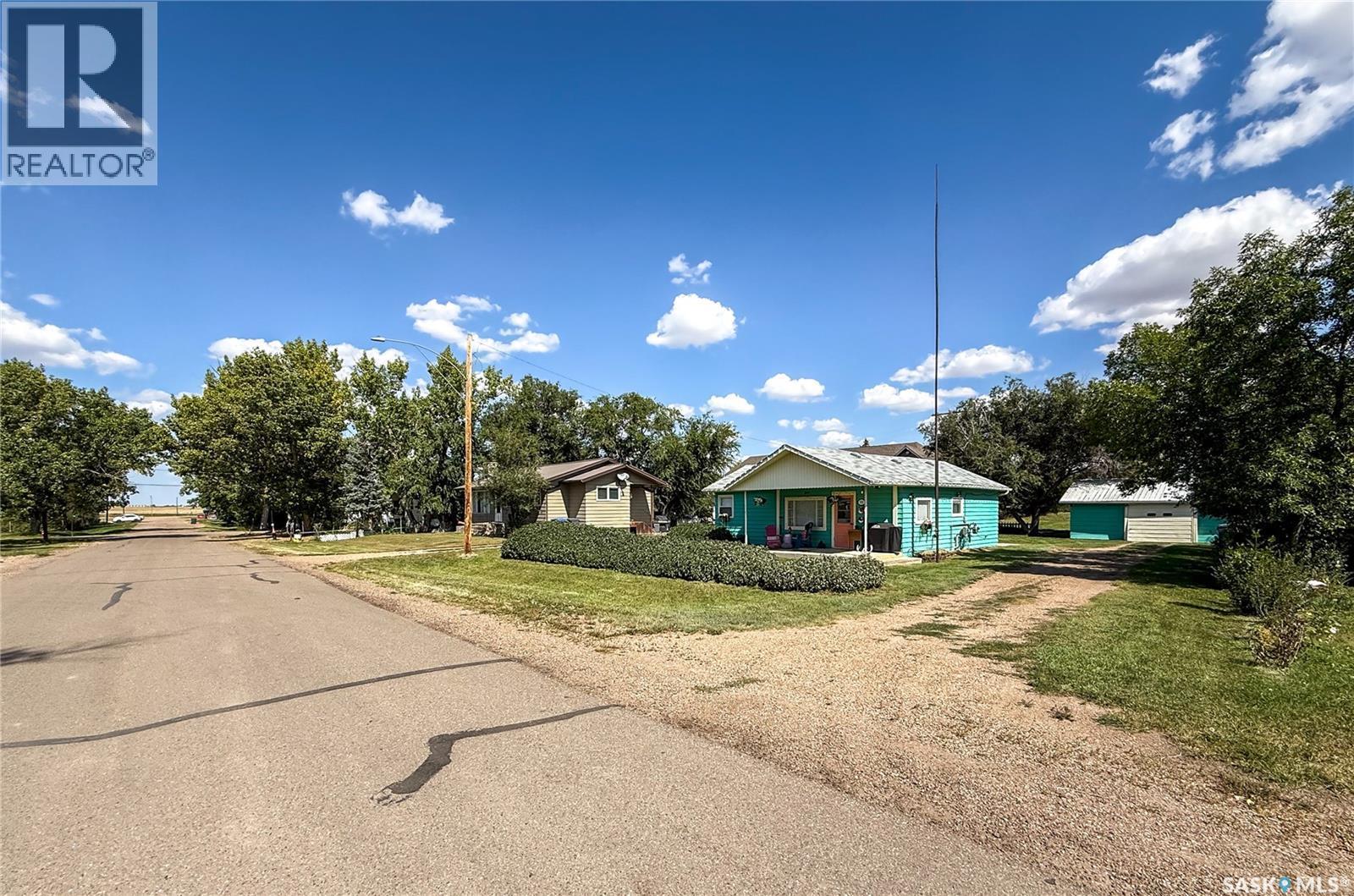 114 1St Street W, Frontier, SK - Outdoor