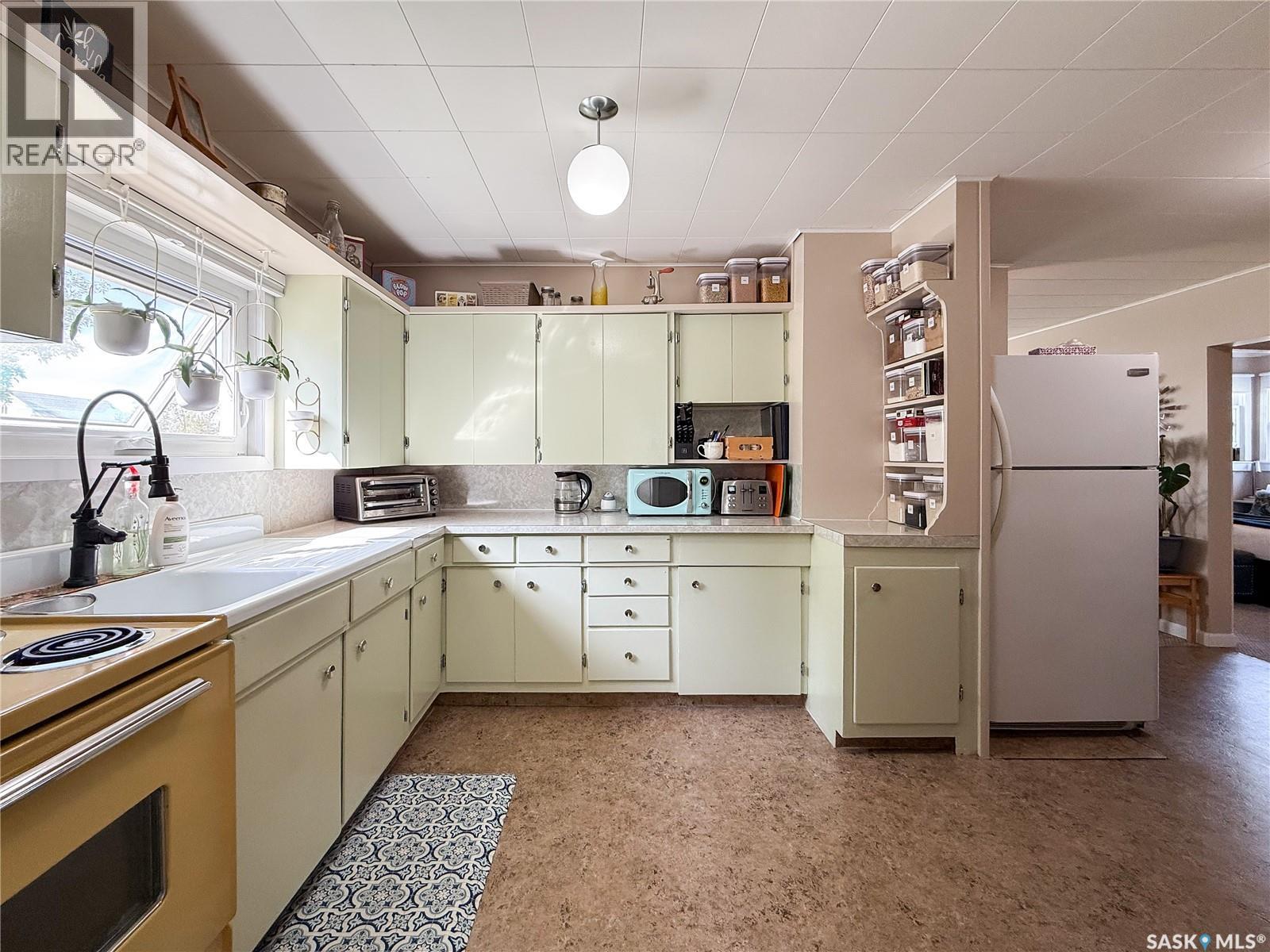 114 1St Street W, Frontier, SK - Indoor Photo Showing Kitchen
