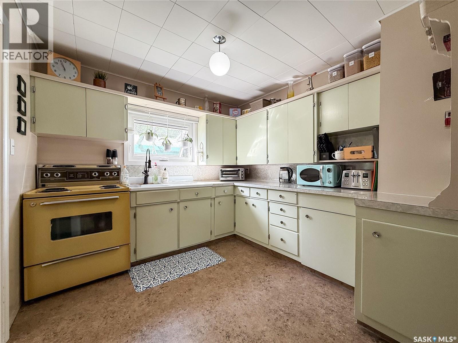114 1St Street W, Frontier, SK - Indoor Photo Showing Kitchen