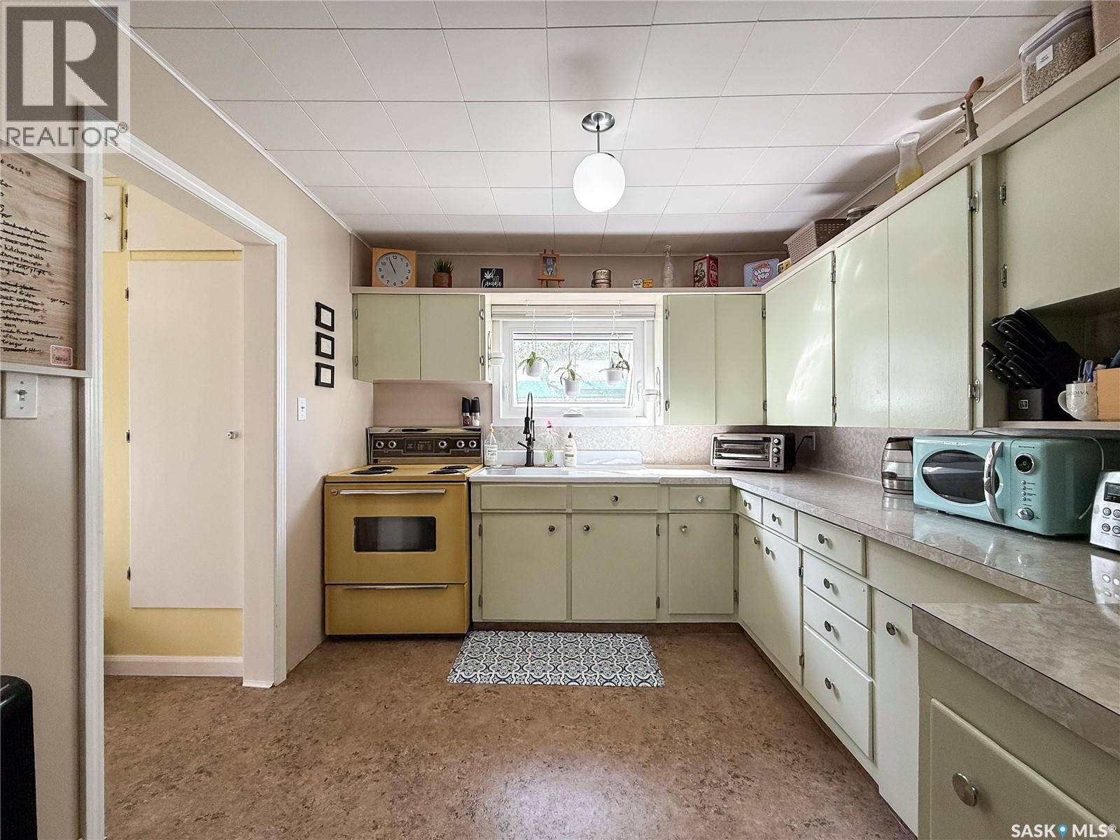 114 1St Street W, Frontier, SK - Indoor Photo Showing Kitchen