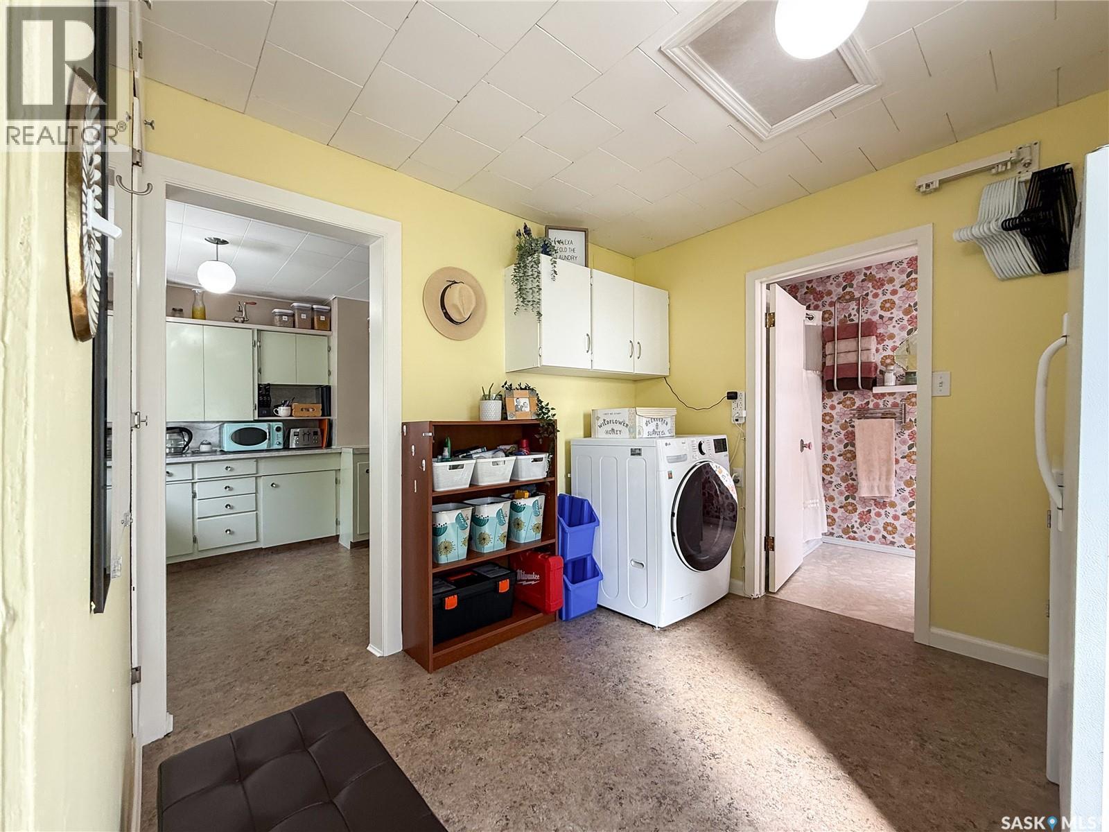 114 1St Street W, Frontier, SK - Indoor Photo Showing Laundry Room