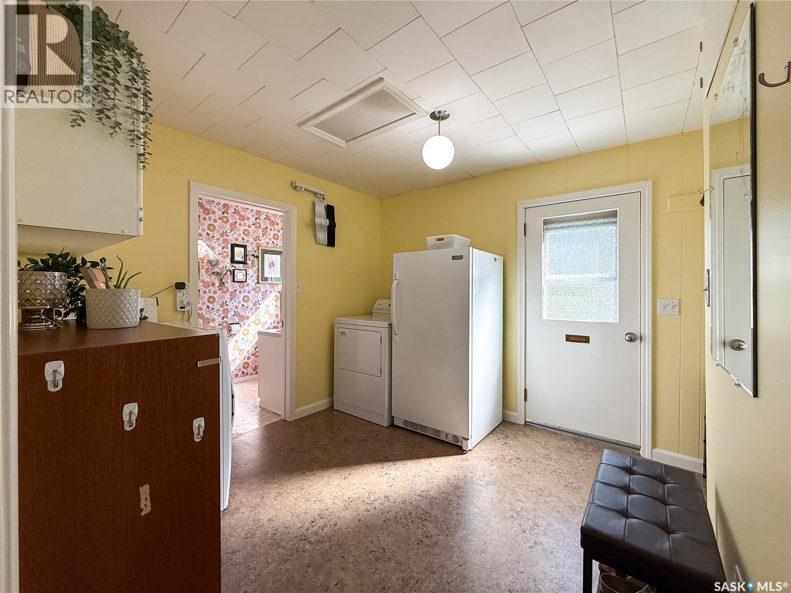 114 1St Street W, Frontier, SK - Indoor
