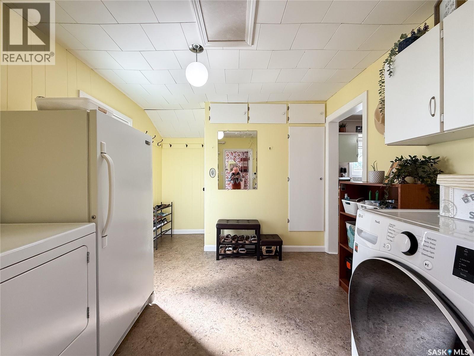 114 1St Street W, Frontier, SK - Indoor Photo Showing Laundry Room