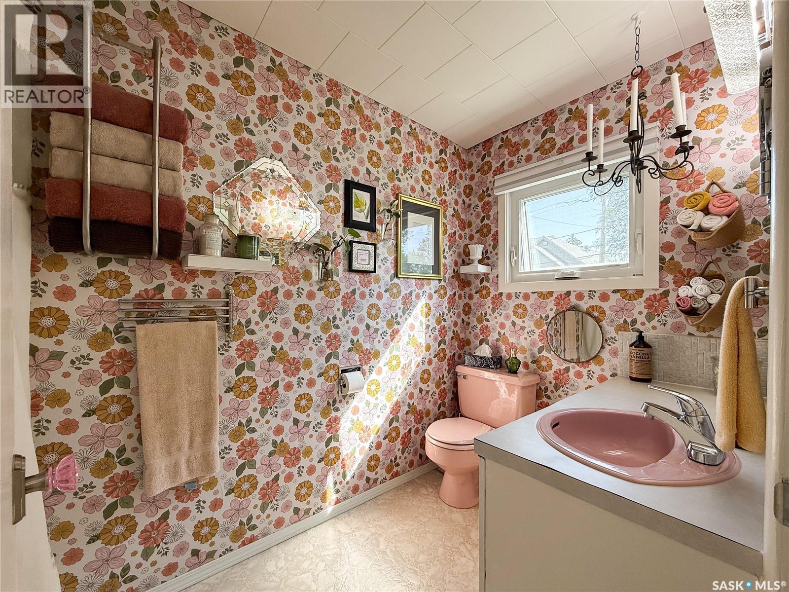 114 1St Street W, Frontier, SK - Indoor Photo Showing Bathroom