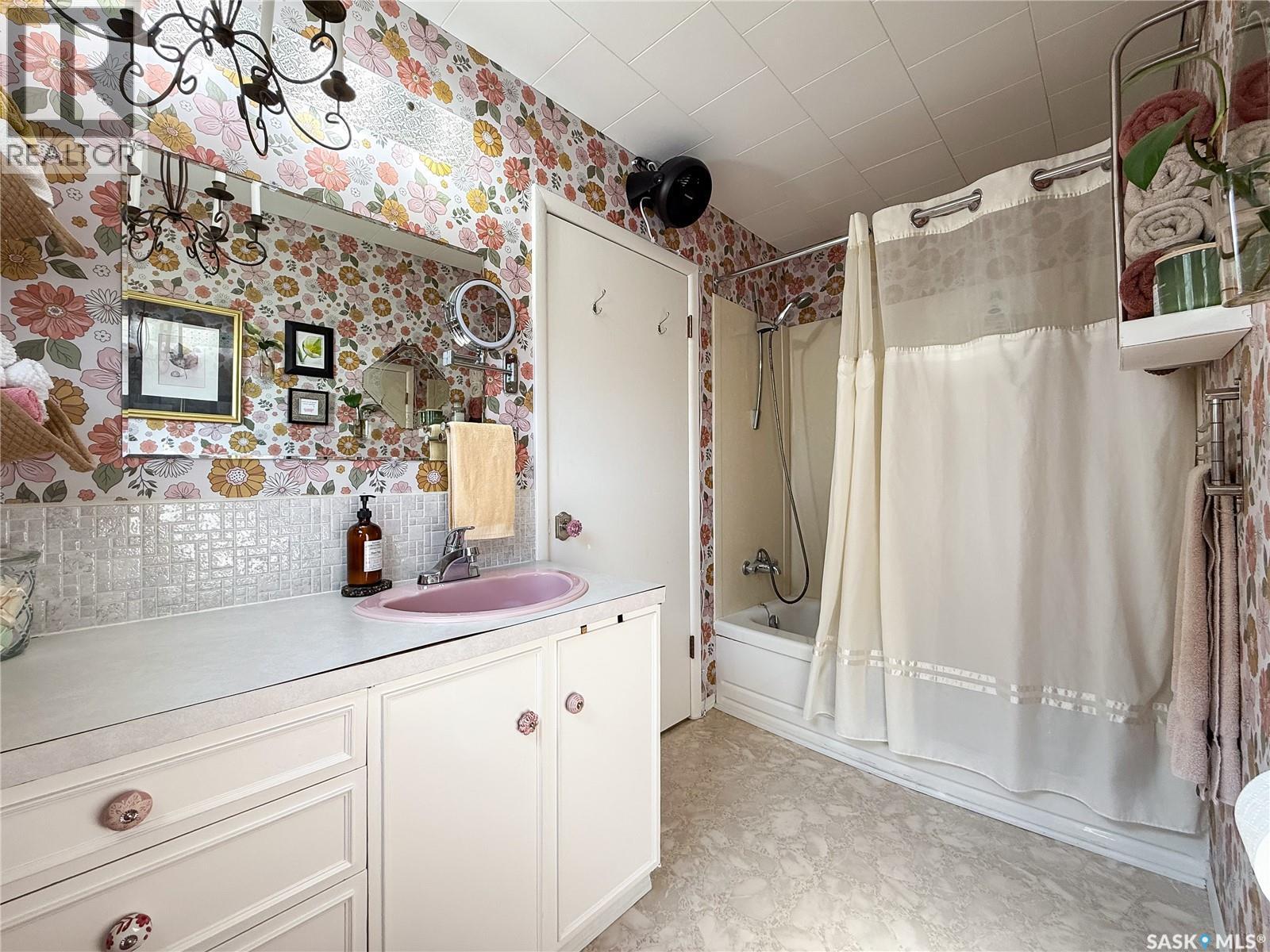 114 1St Street W, Frontier, SK - Indoor Photo Showing Bathroom