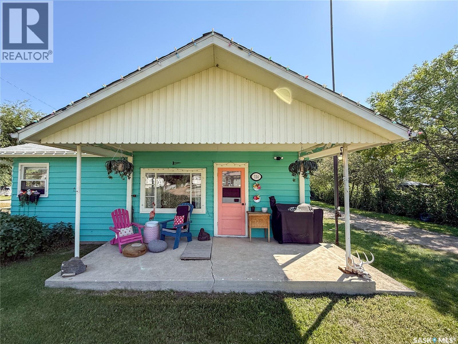 114 1St Street W, Frontier, SK - Outdoor