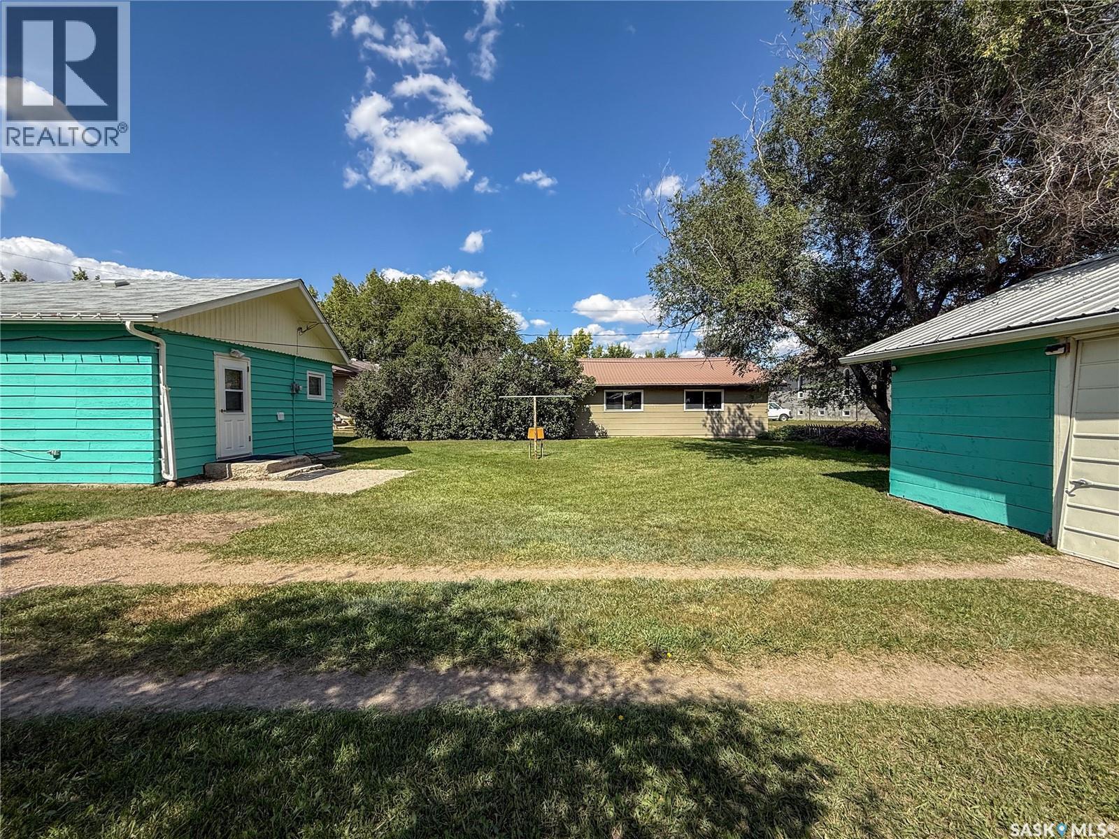 114 1St Street W, Frontier, SK - Outdoor