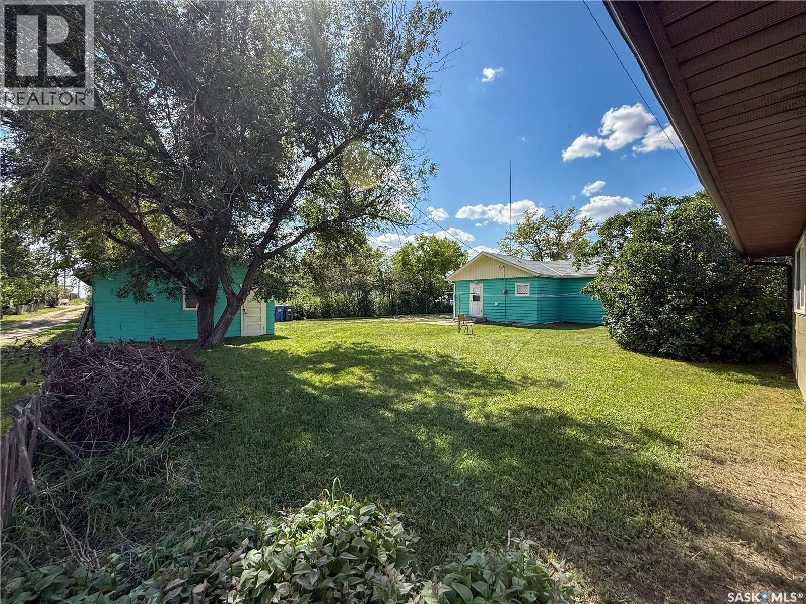 114 1St Street W, Frontier, SK - Outdoor