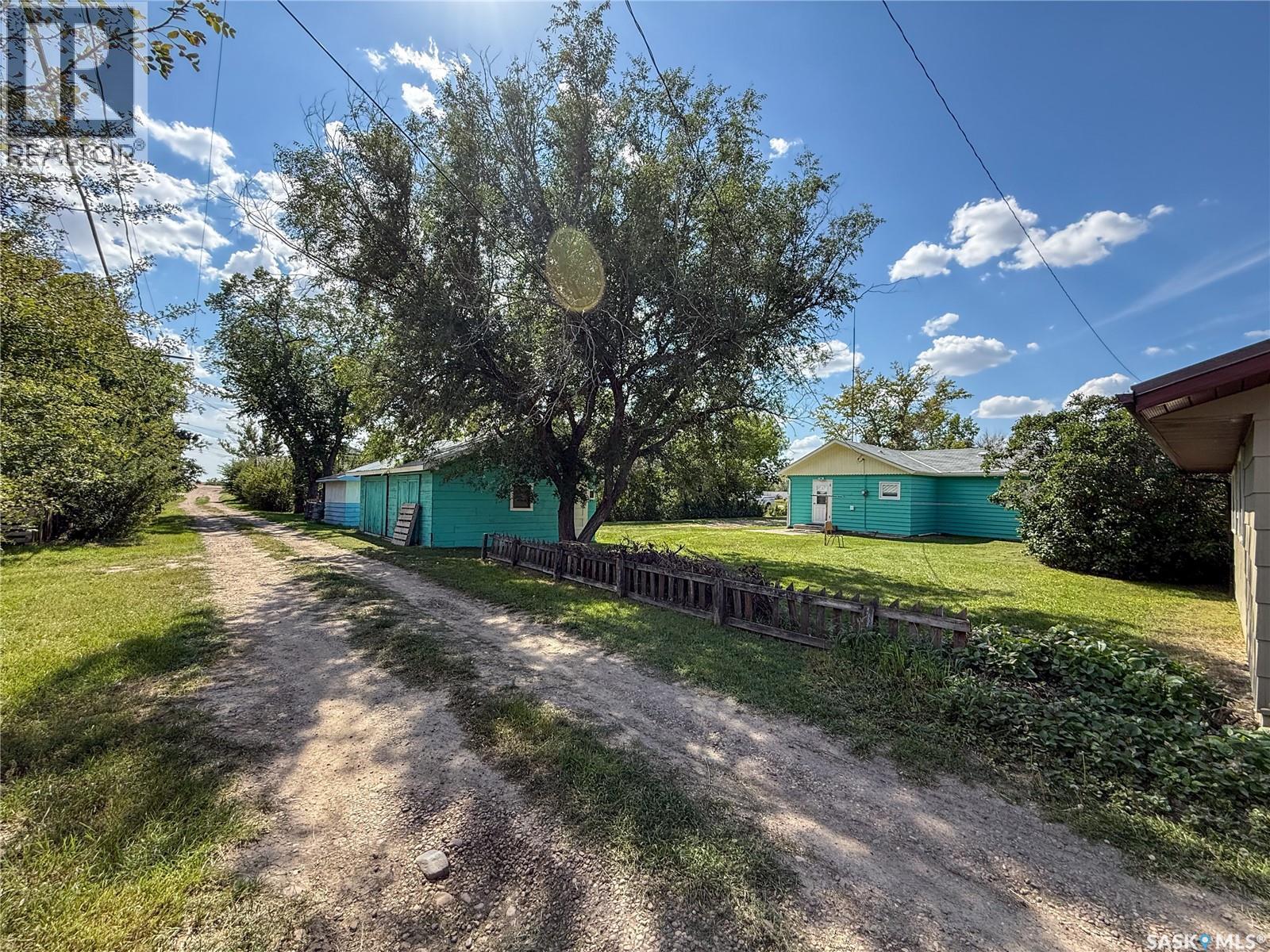 114 1St Street W, Frontier, SK - Outdoor