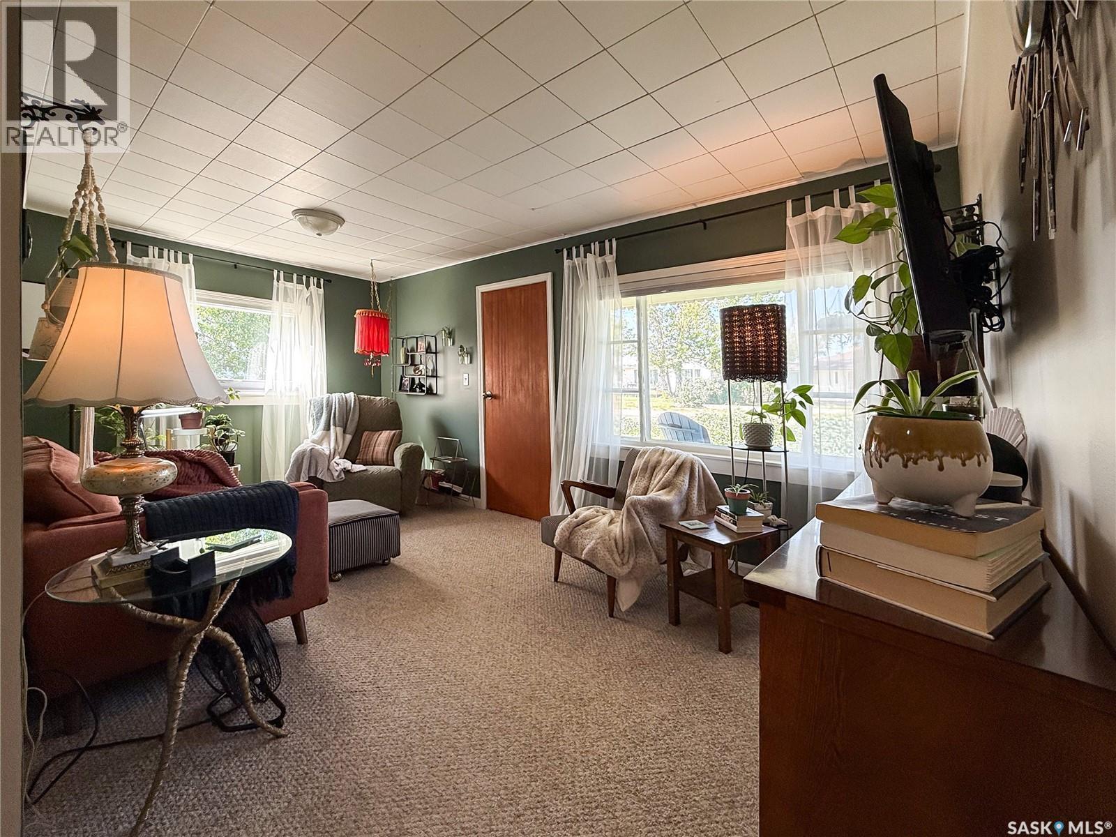 114 1St Street W, Frontier, SK - Indoor