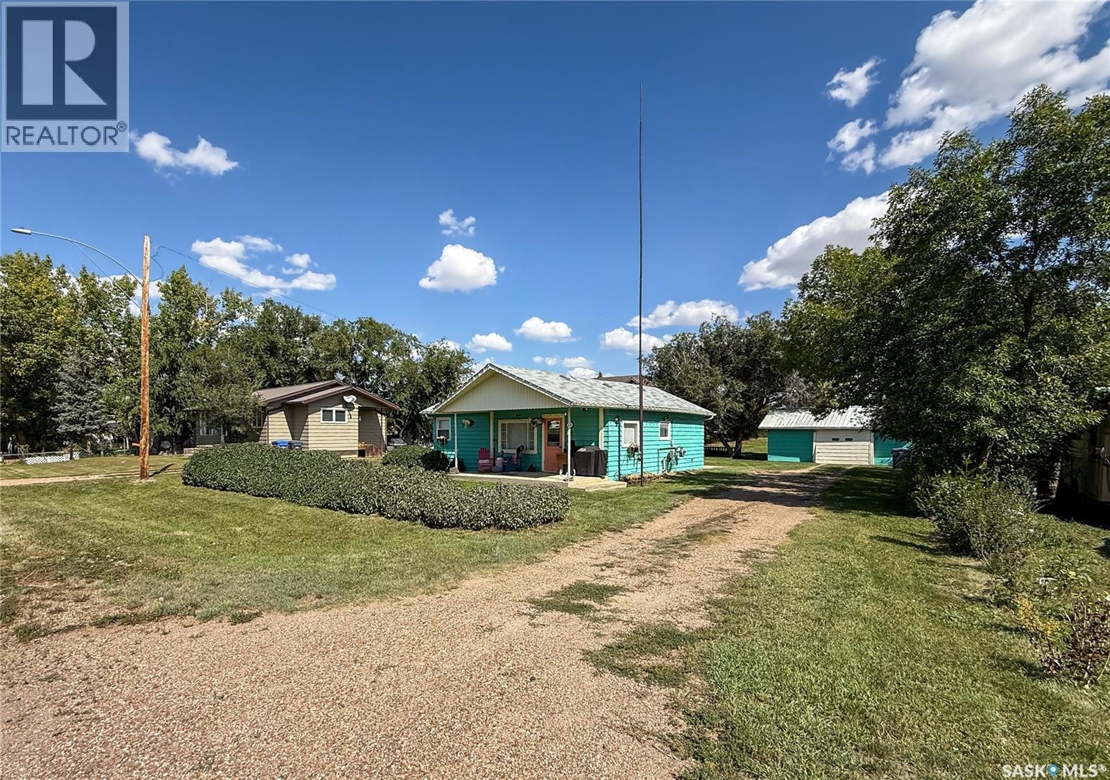 114 1St Street W, Frontier, SK - Outdoor