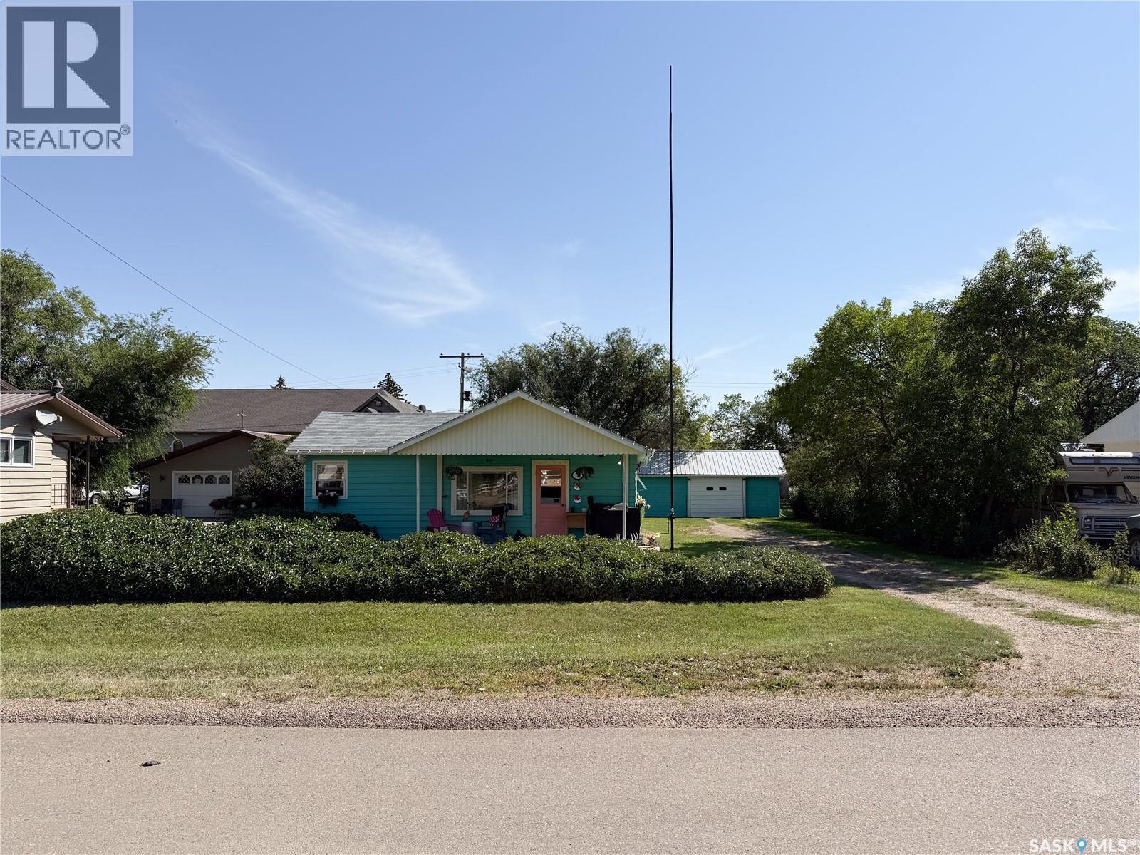 114 1St Street W, Frontier, SK - Outdoor