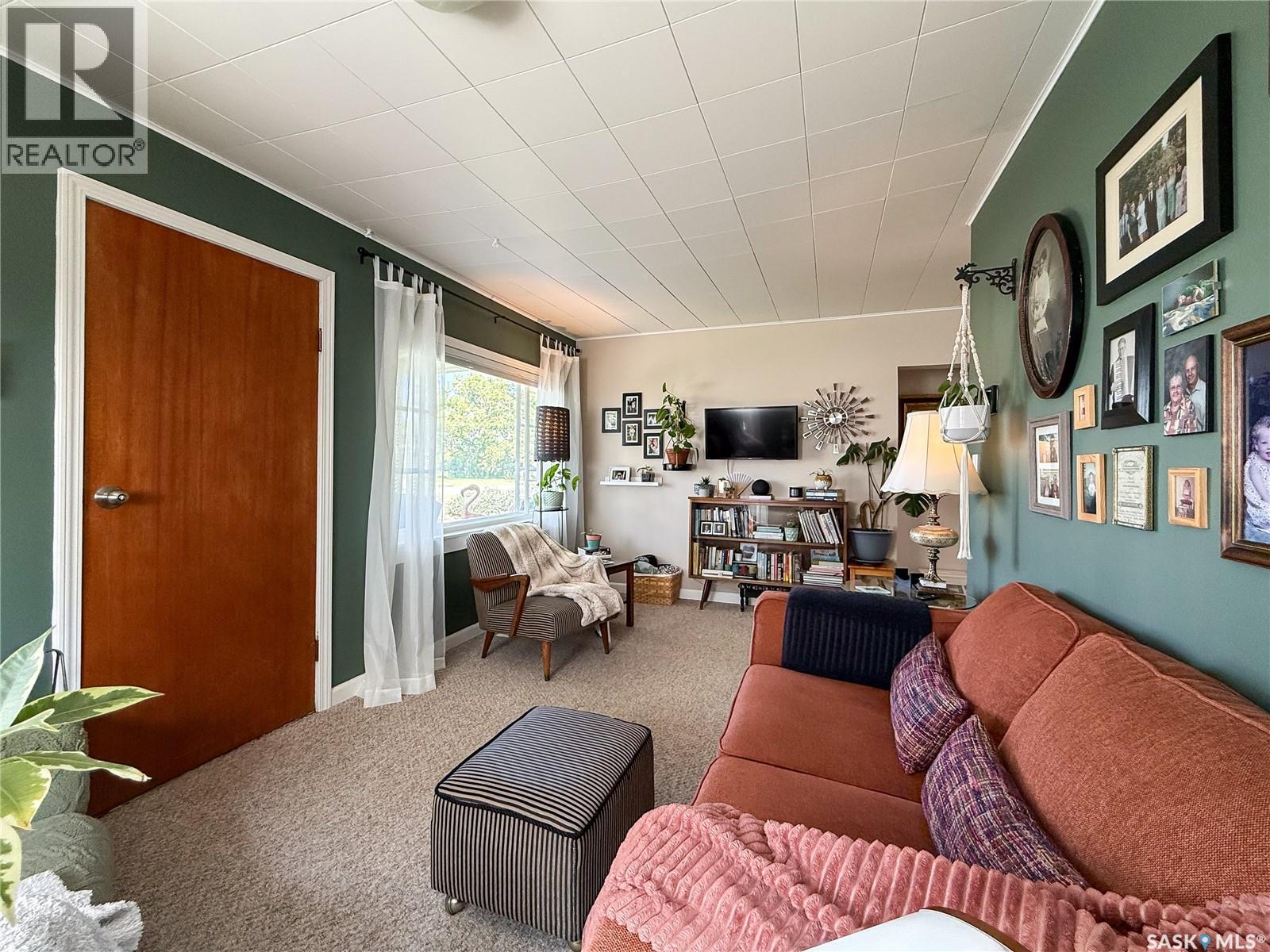 114 1St Street W, Frontier, SK - Indoor