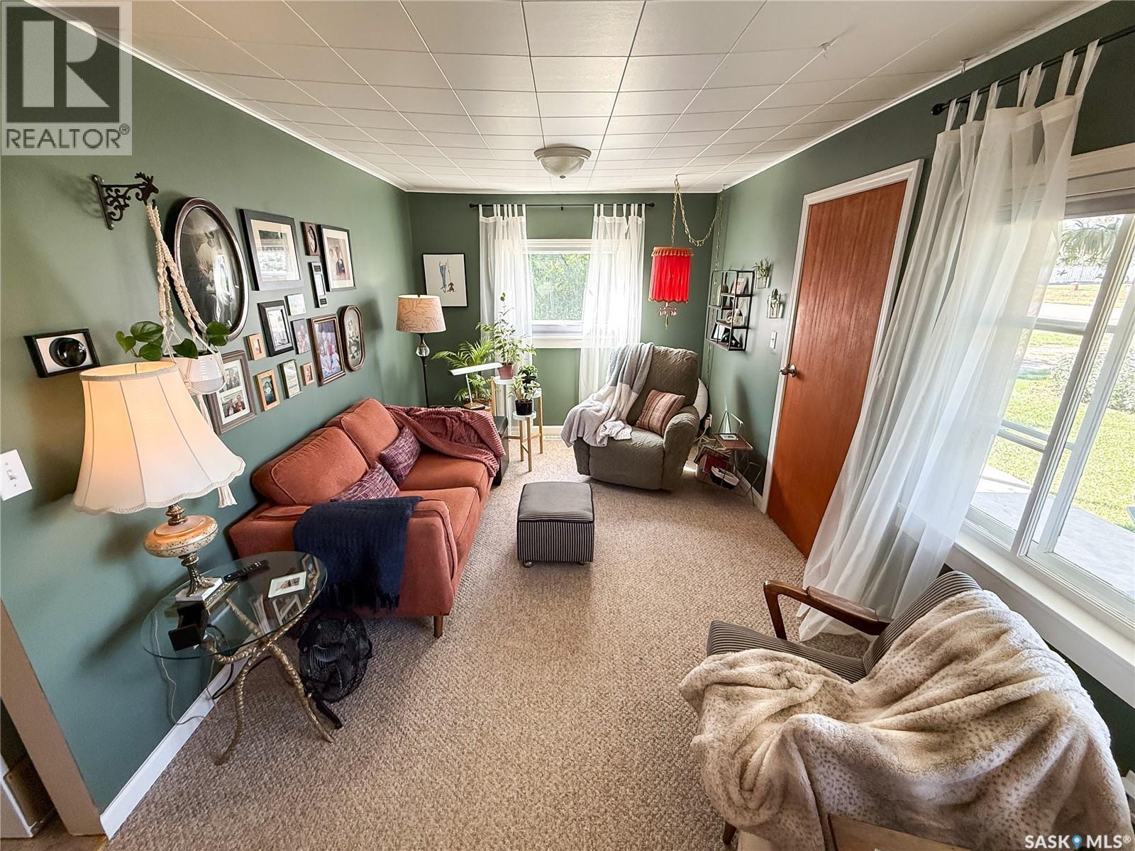 114 1St Street W, Frontier, SK - Indoor Photo Showing Living Room